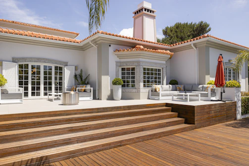 A beautiful house features an outdoor patio.