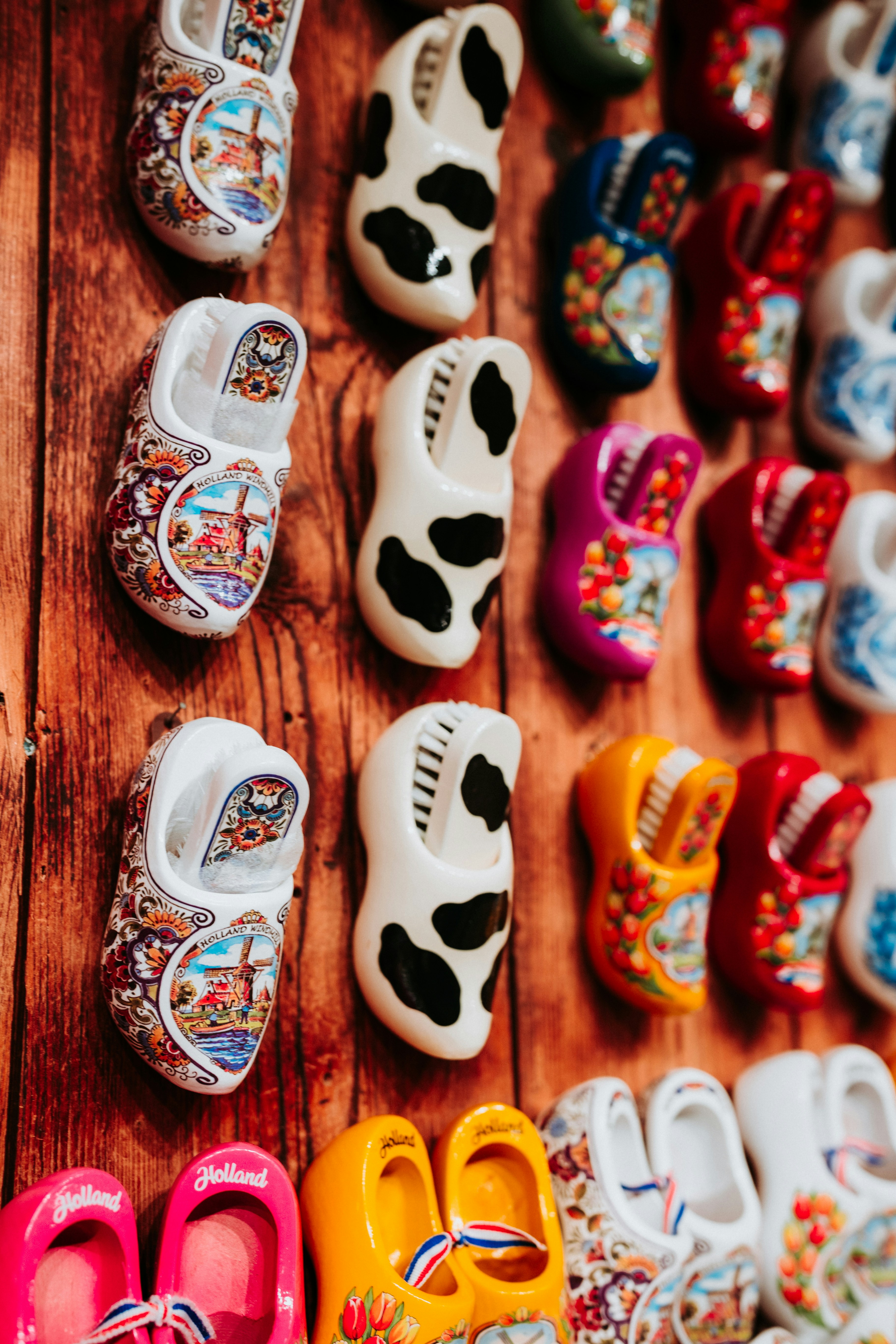 Des sabots hollandais sont exposés sur un mur en bois.