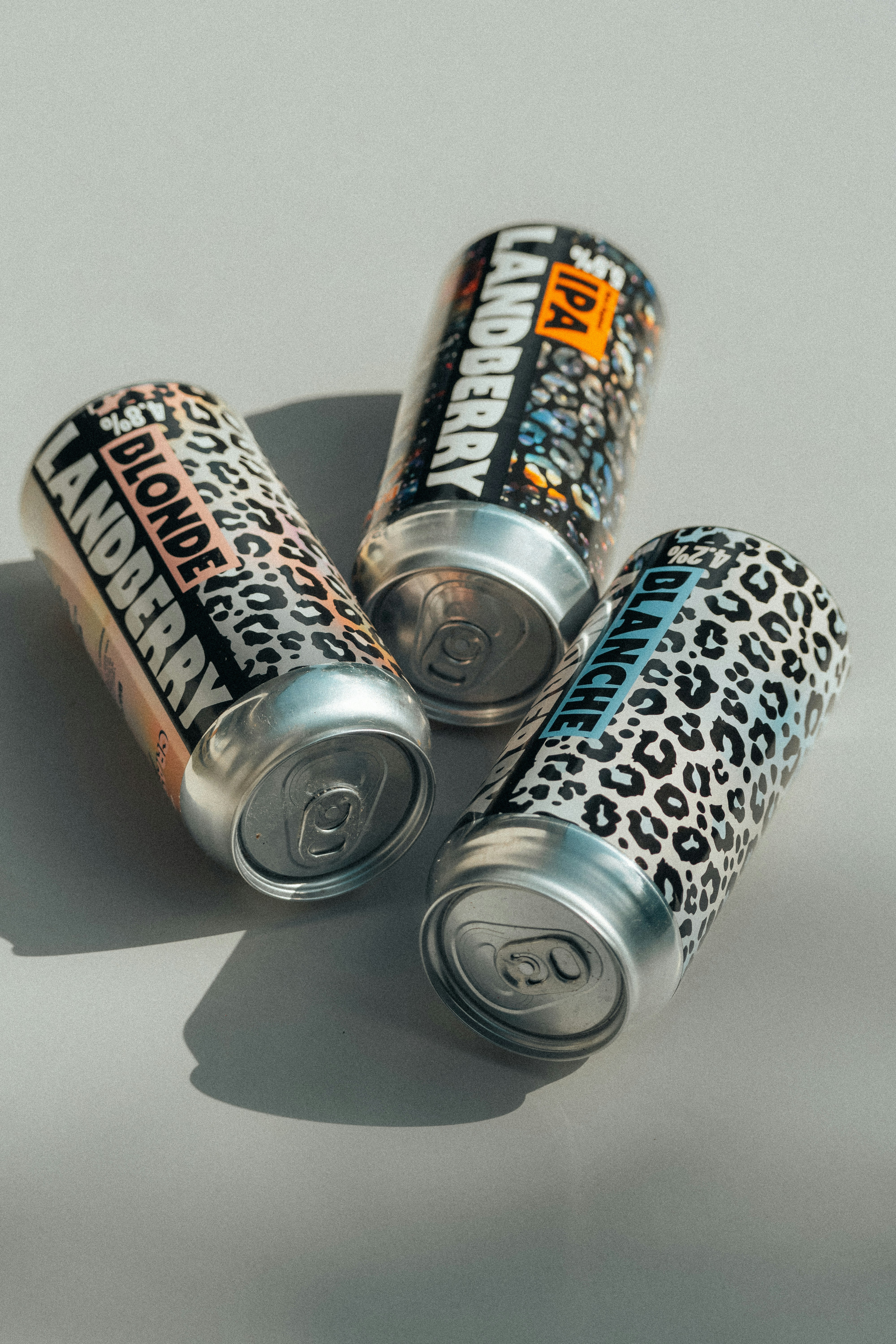 세 개의 랜드베리 캔이 테이블 위에 놓여 있습니다.