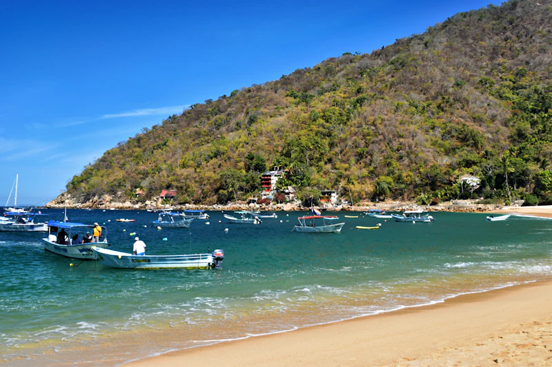 Lanchas en una bahía tropical de Yelapa