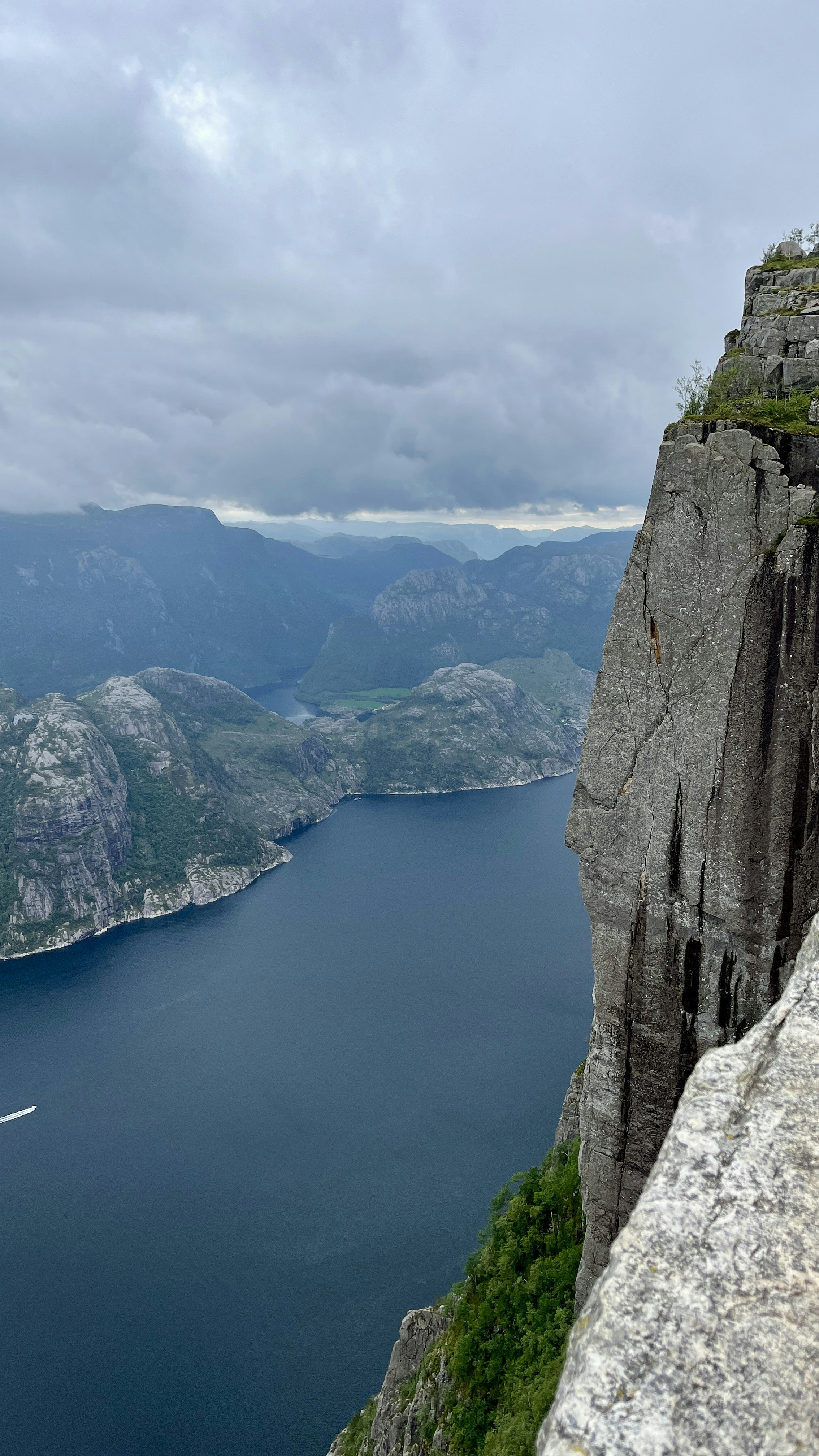 Cliffside view overlooking a lake. photo – Free Wallpaper Image on Unsplash