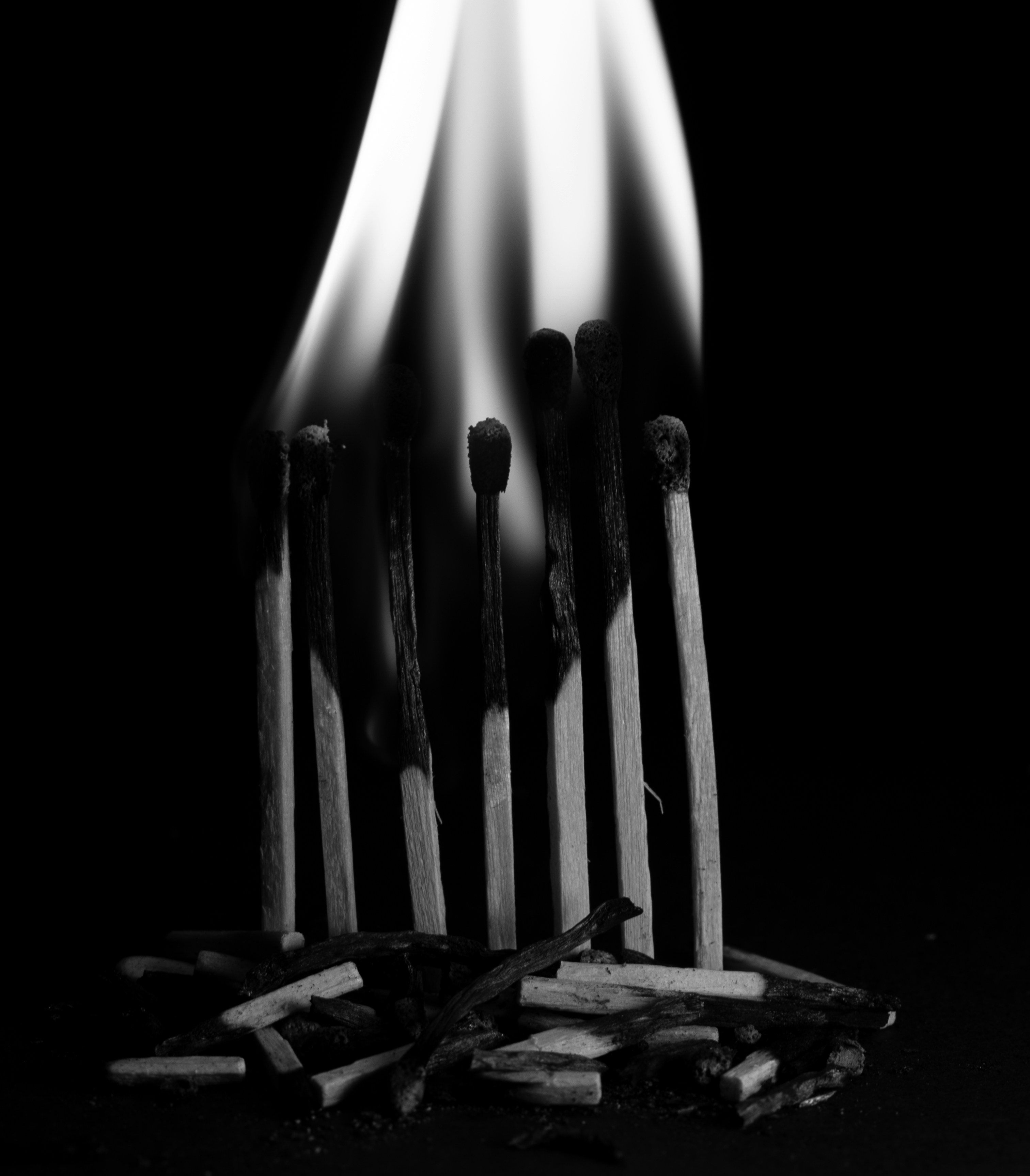 Fósforos encendidos sobre un fondo oscuro.