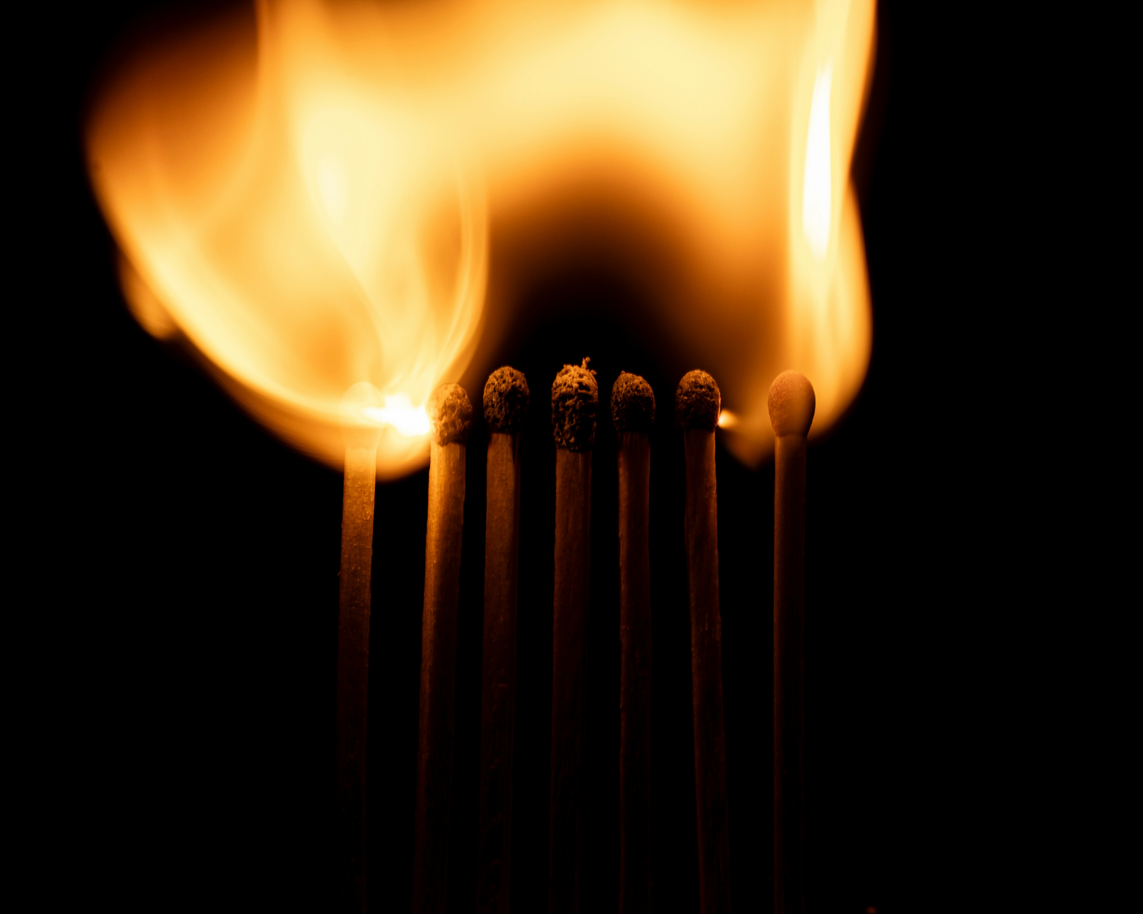 Los fósforos encendidos se encienden y crean un espectáculo ardiente.