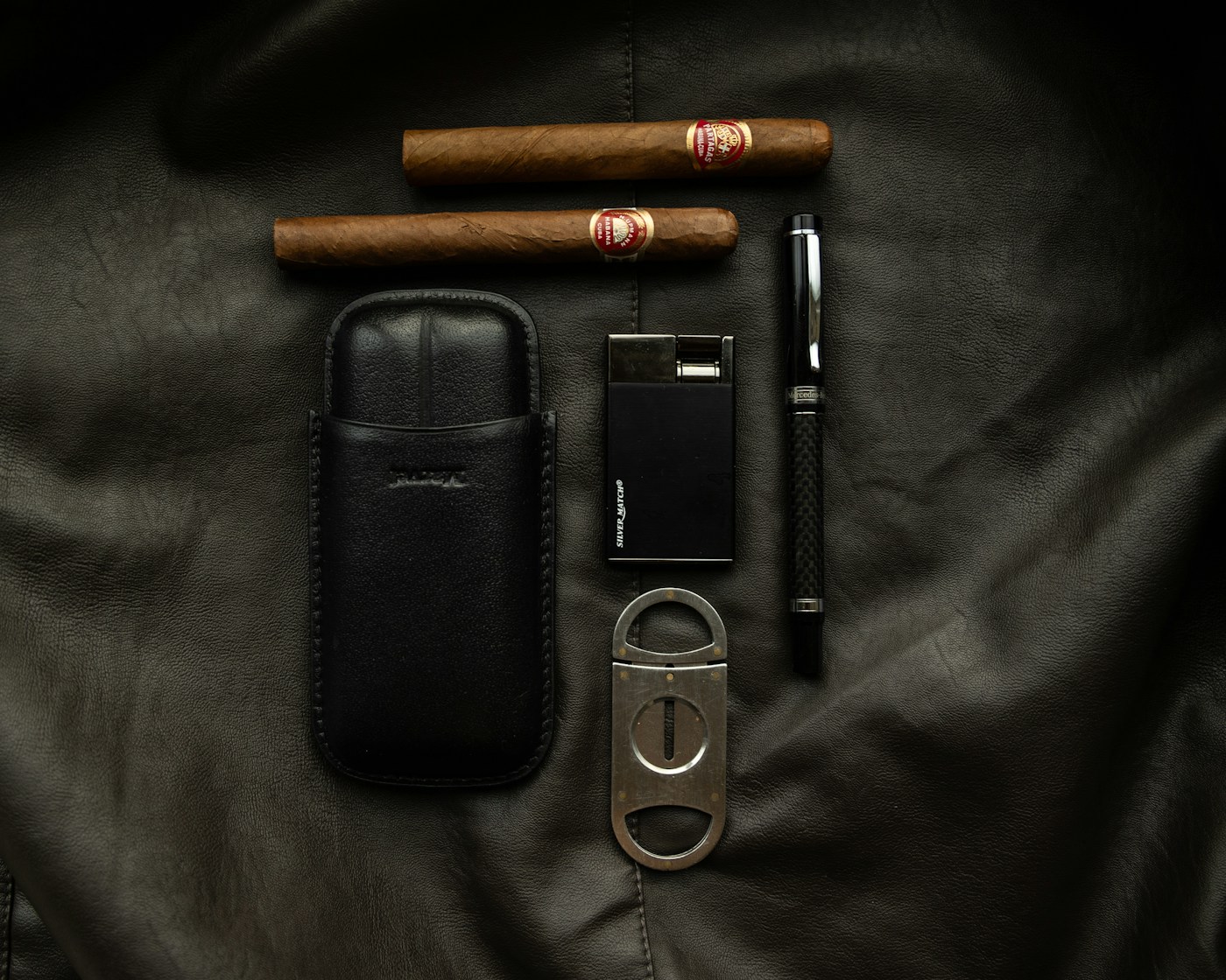 Briarwood leather travel case for cigars on dark wood