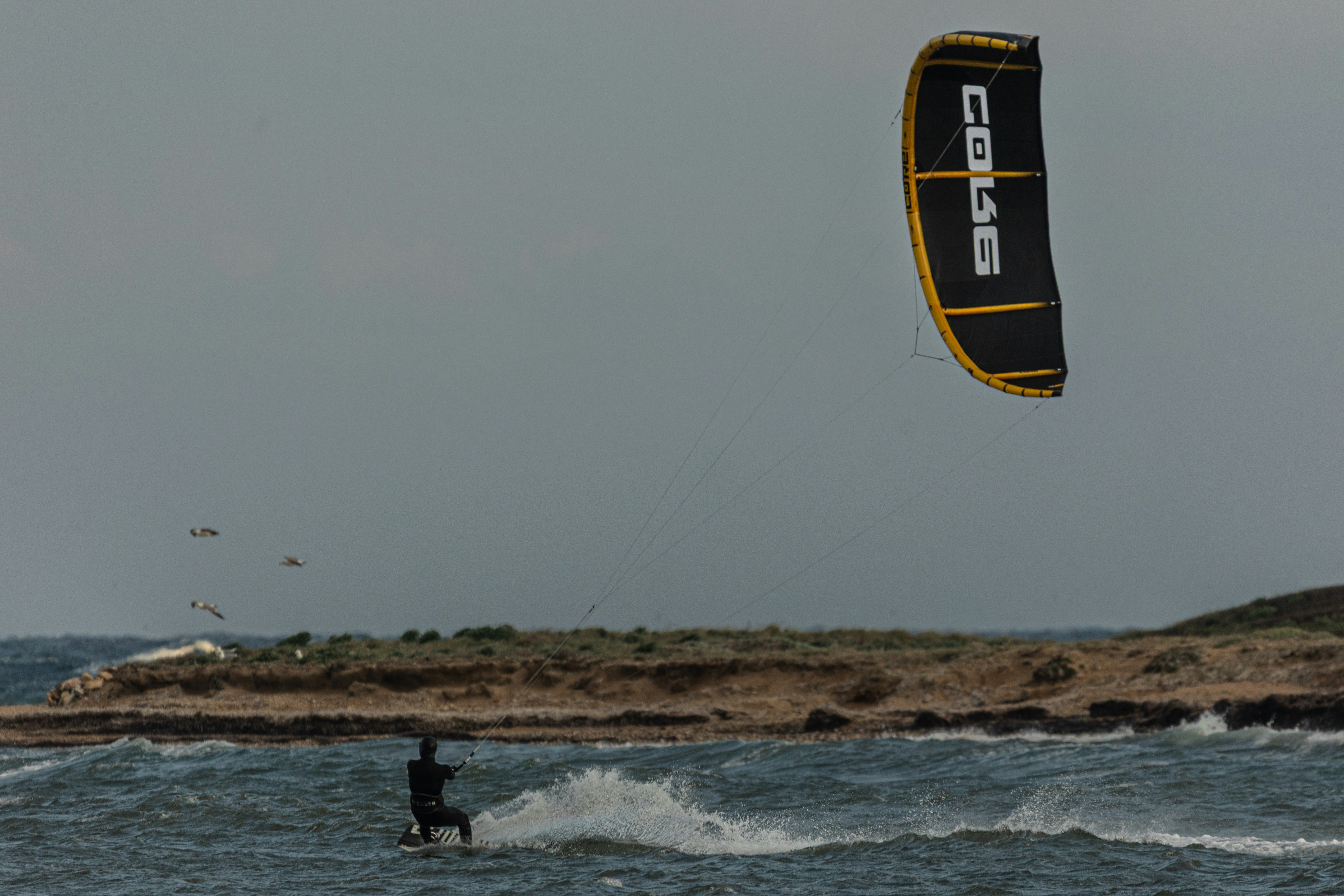 Un kitesurfista en el agua con una cometa.