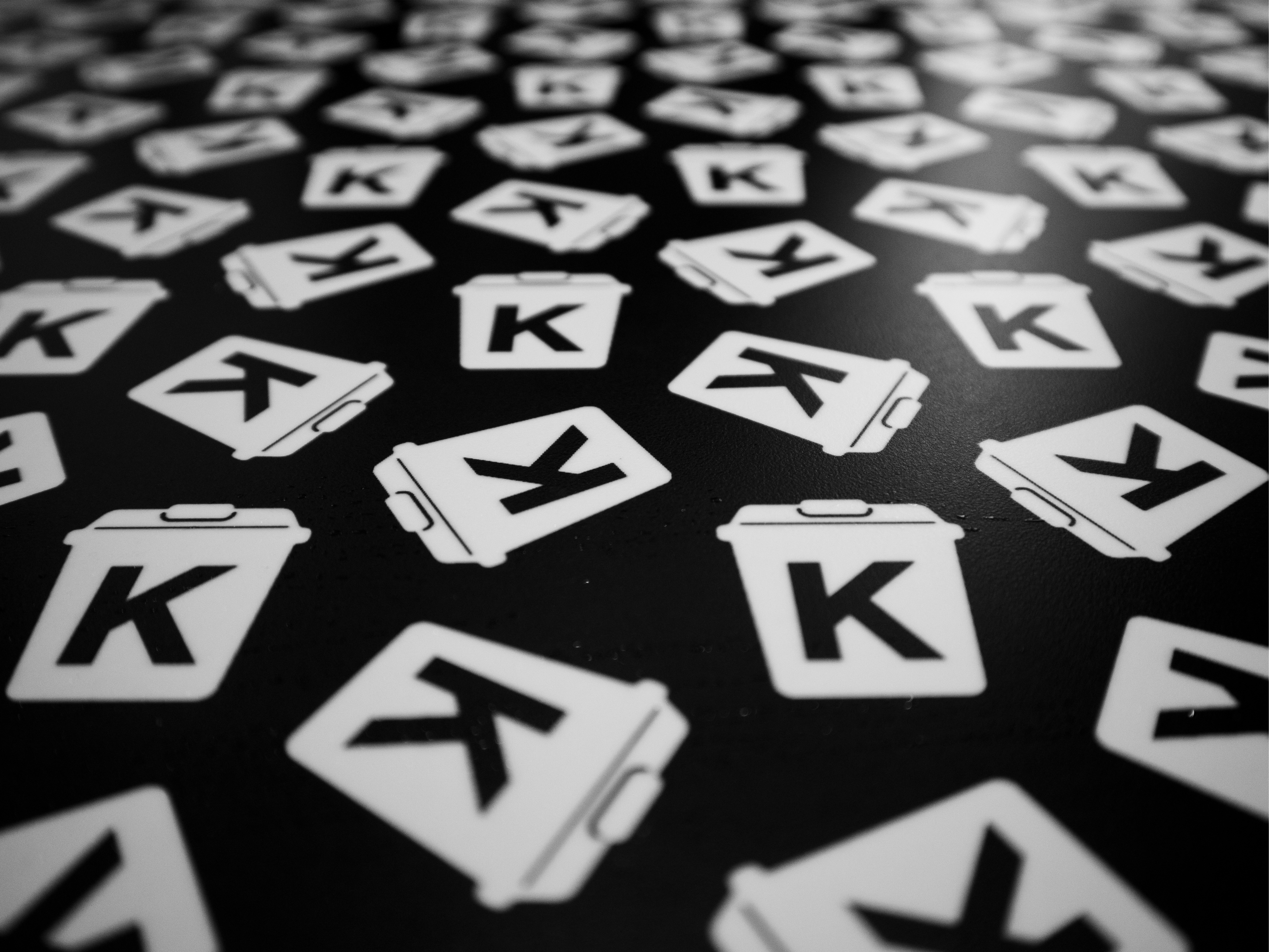 Many objects with the letter "k" are scattered.