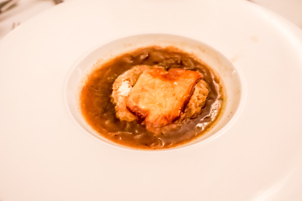 Soupe à l'oignon gratinée, croûton et fromage fondu