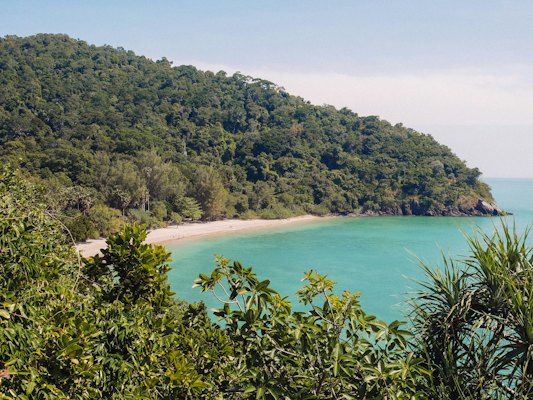 A lush green island with turquoise waters — Koh Lanta, Thailand