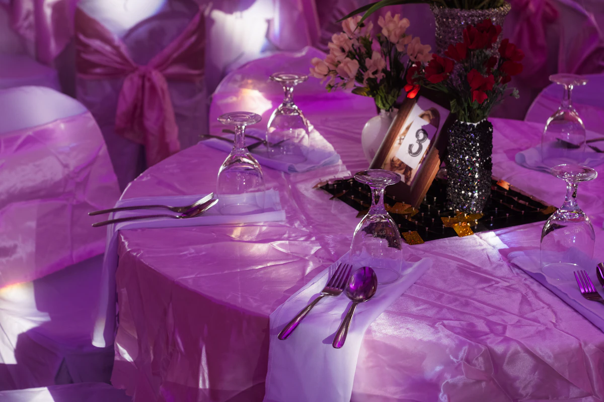 Decoración de fiesta de quince años con telas rosas