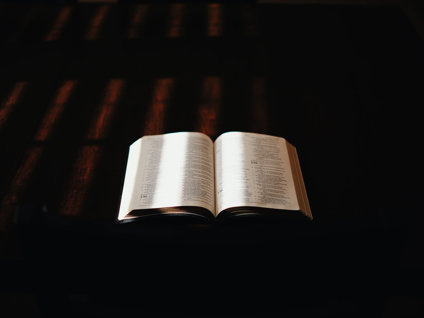 Libro abierto iluminado por un rayo de luz