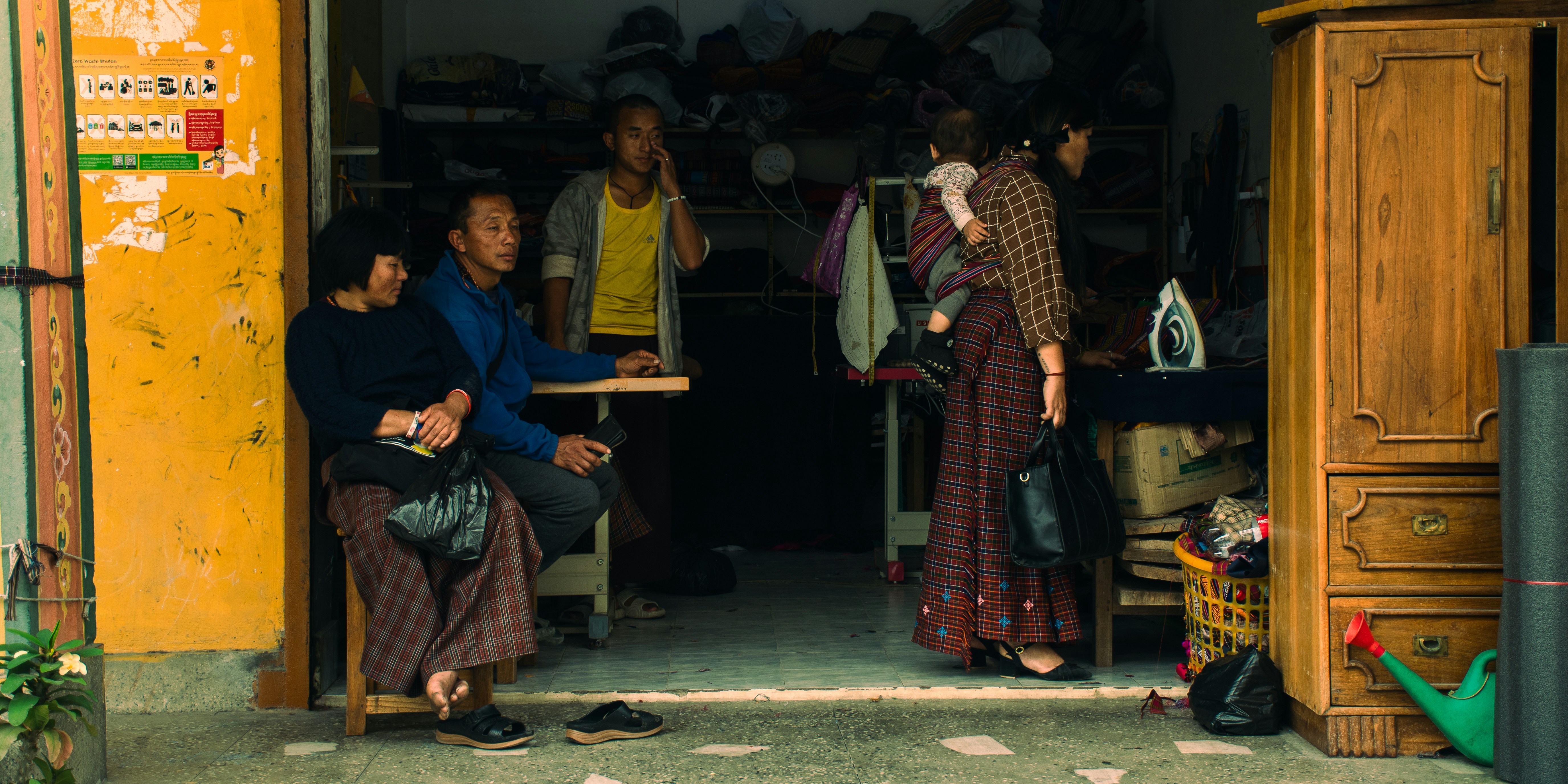 एक युवा महिला उदास दिख रही है, उसके पीछे एक अस्पष्ट शहरी पृष्ठभूमि है, जो भेद्यता और गुमनामी का प्रतीक है।