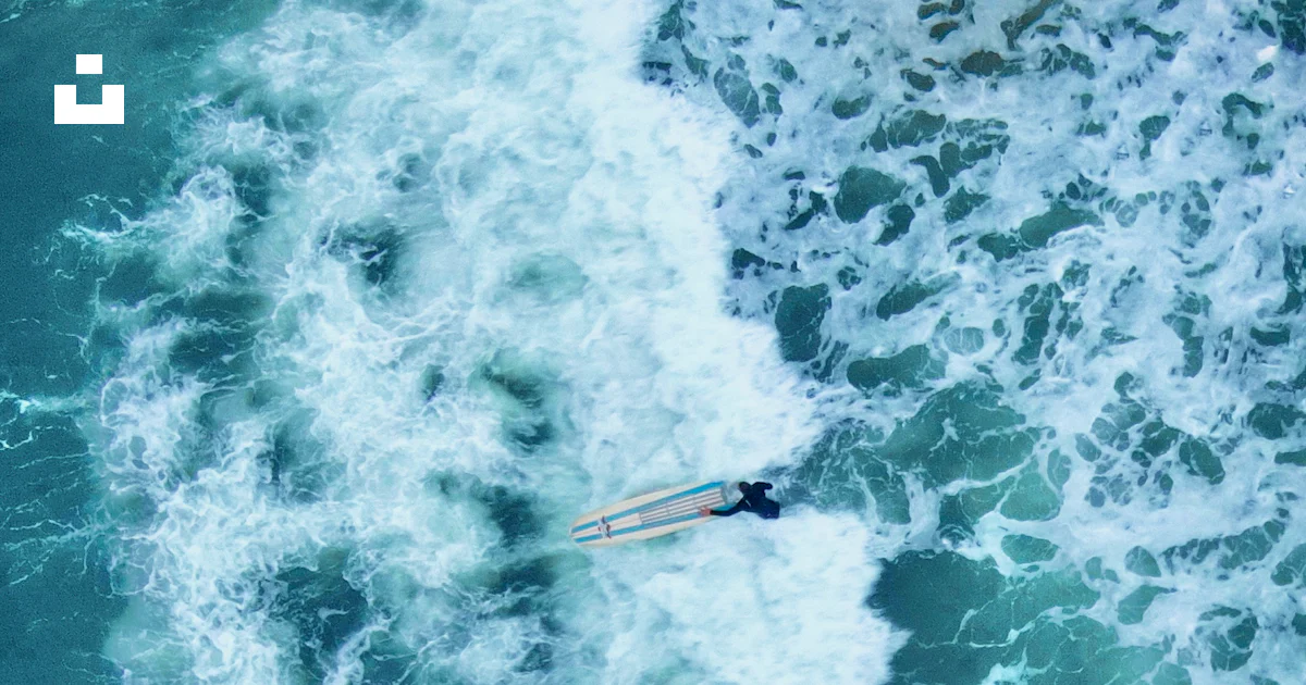 A surfer rides a wave in the ocean. photo – Free Beach Image on Unsplash