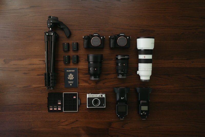 Ordentlich arrangiertes Foto-Equipment auf einem Holztisch