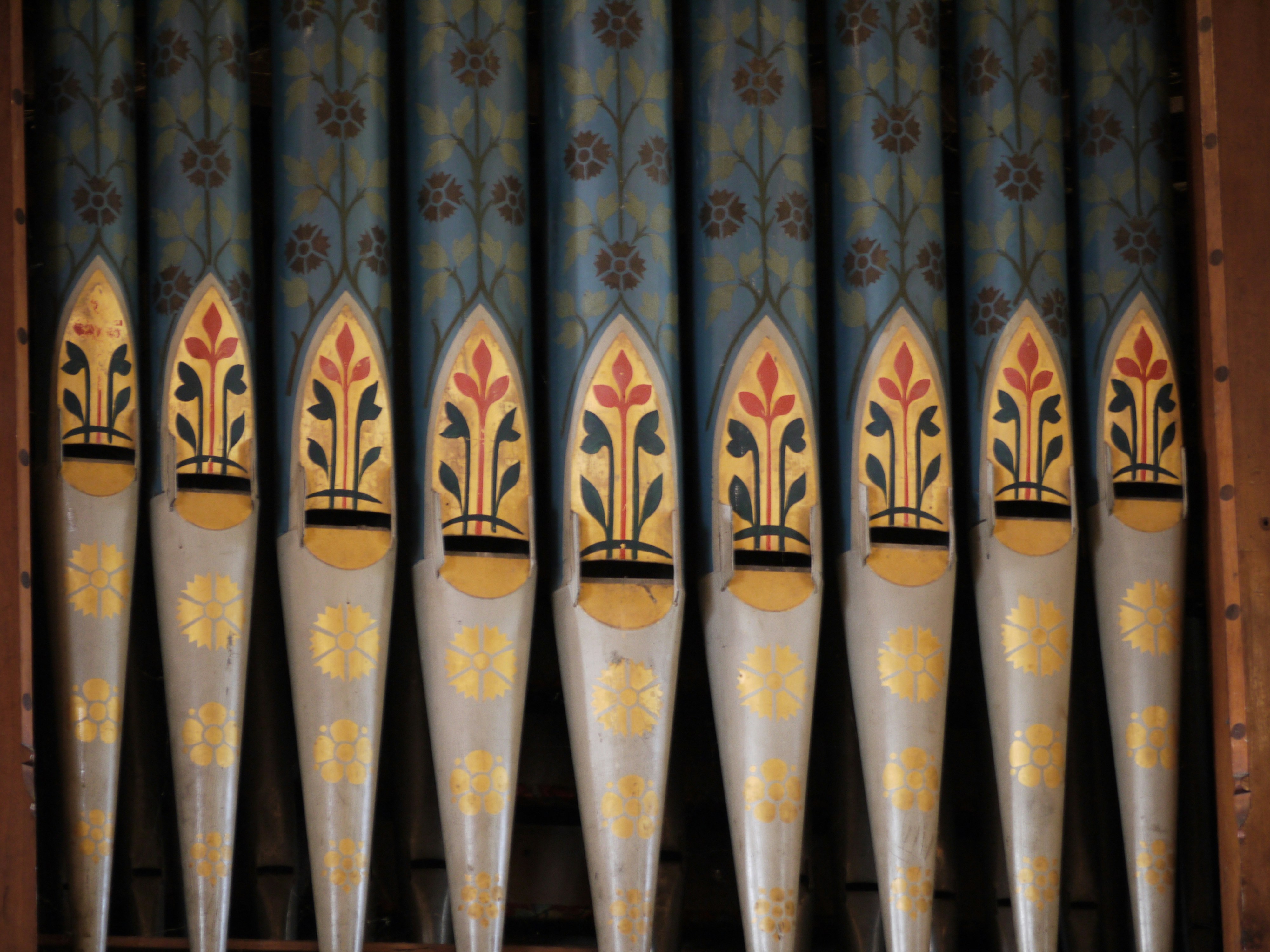 Pipa organ dengan detail yang dicat.