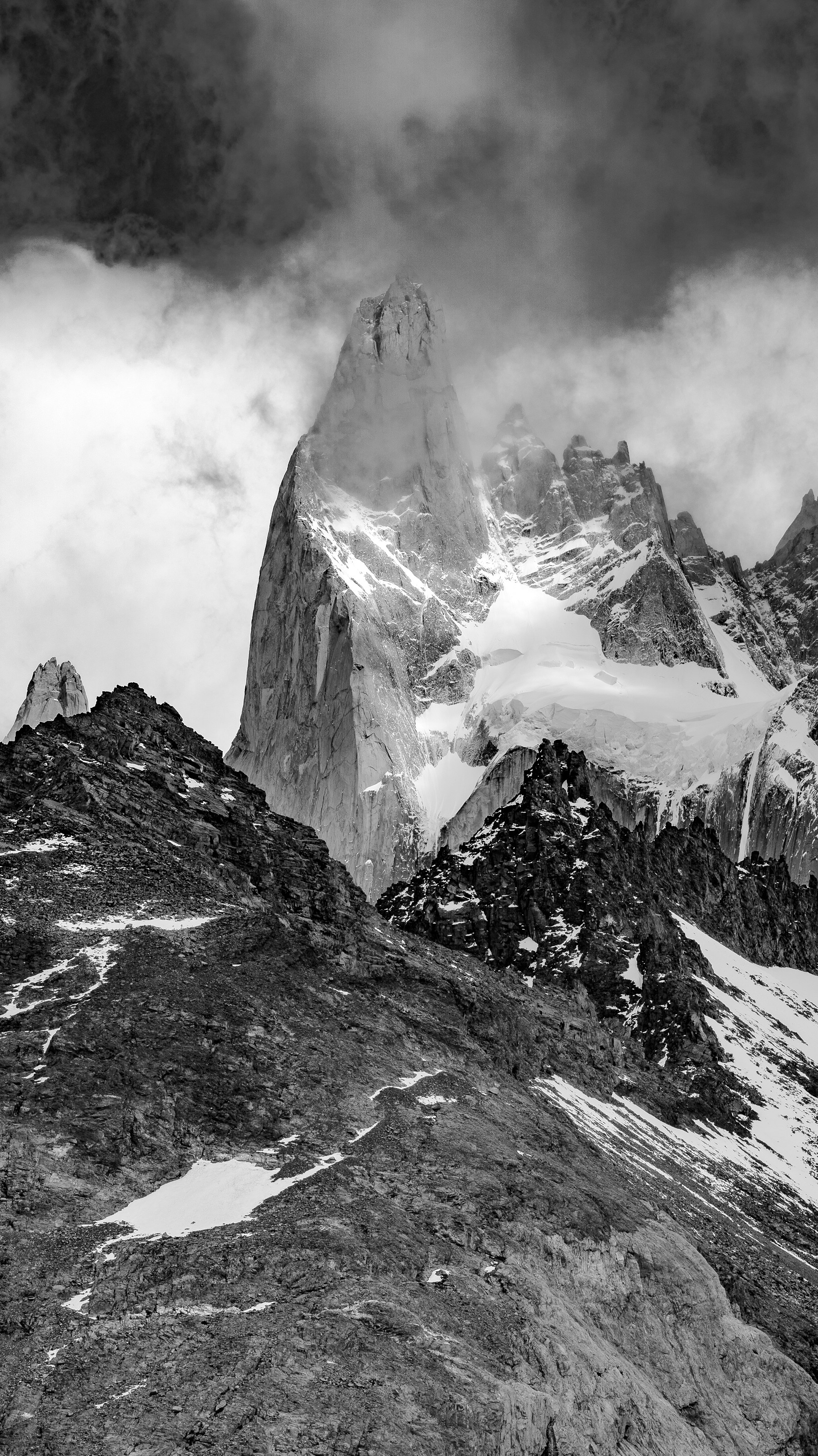 Majestuoso pico nevado de montaña envuelto en nubes