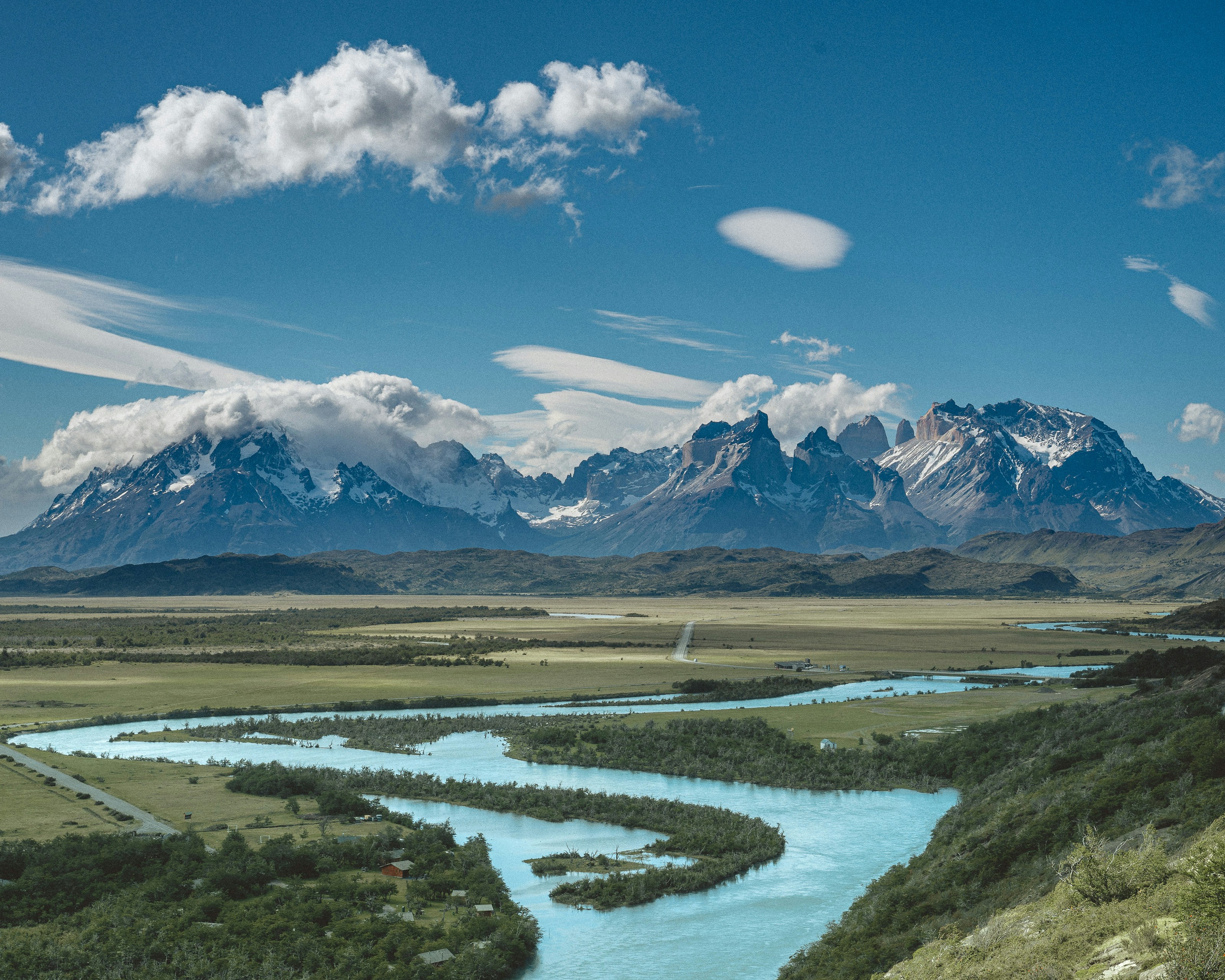 Montañas y un río bajo un cielo azul
