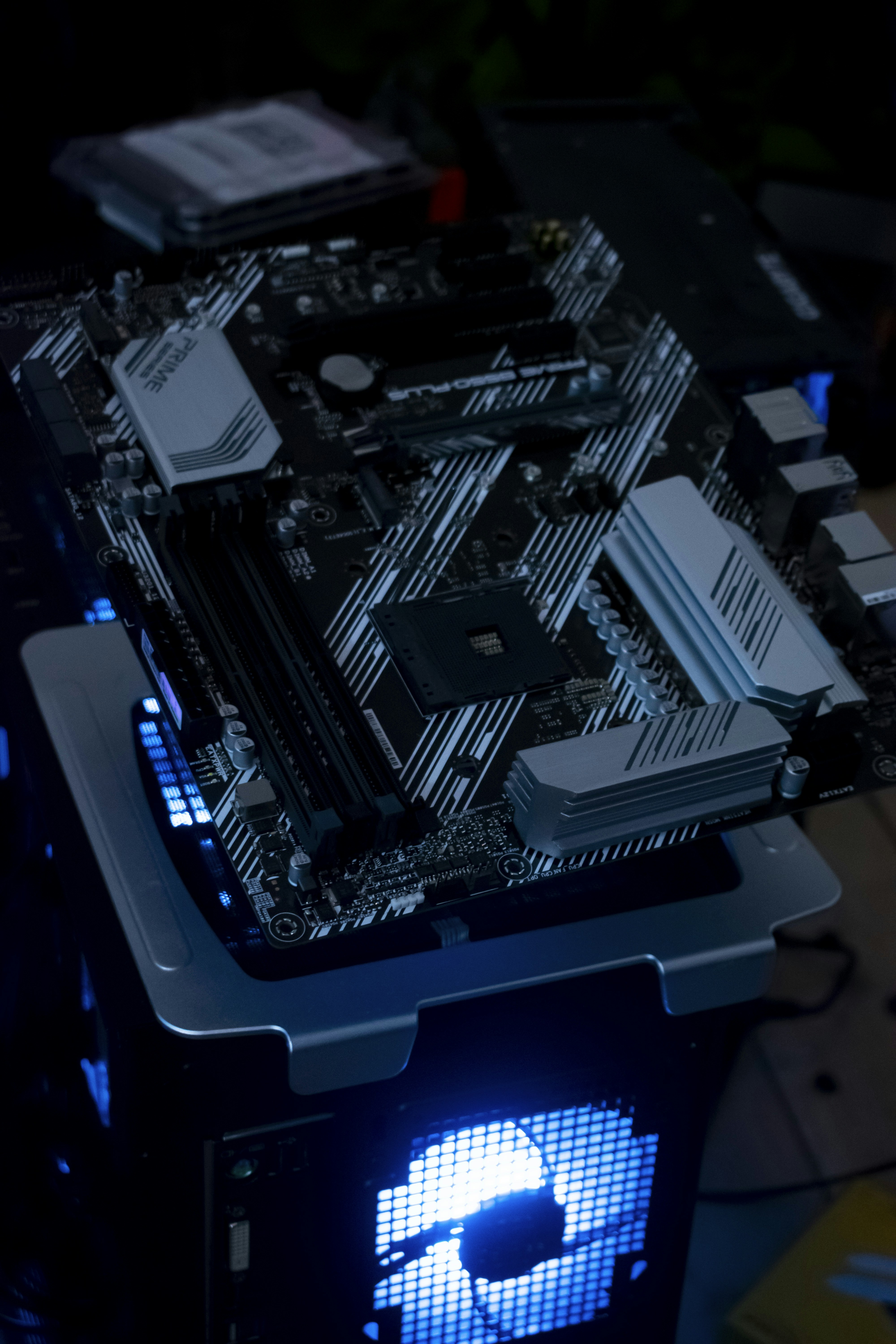 Una placa base de computadora con luces azules brillantes.