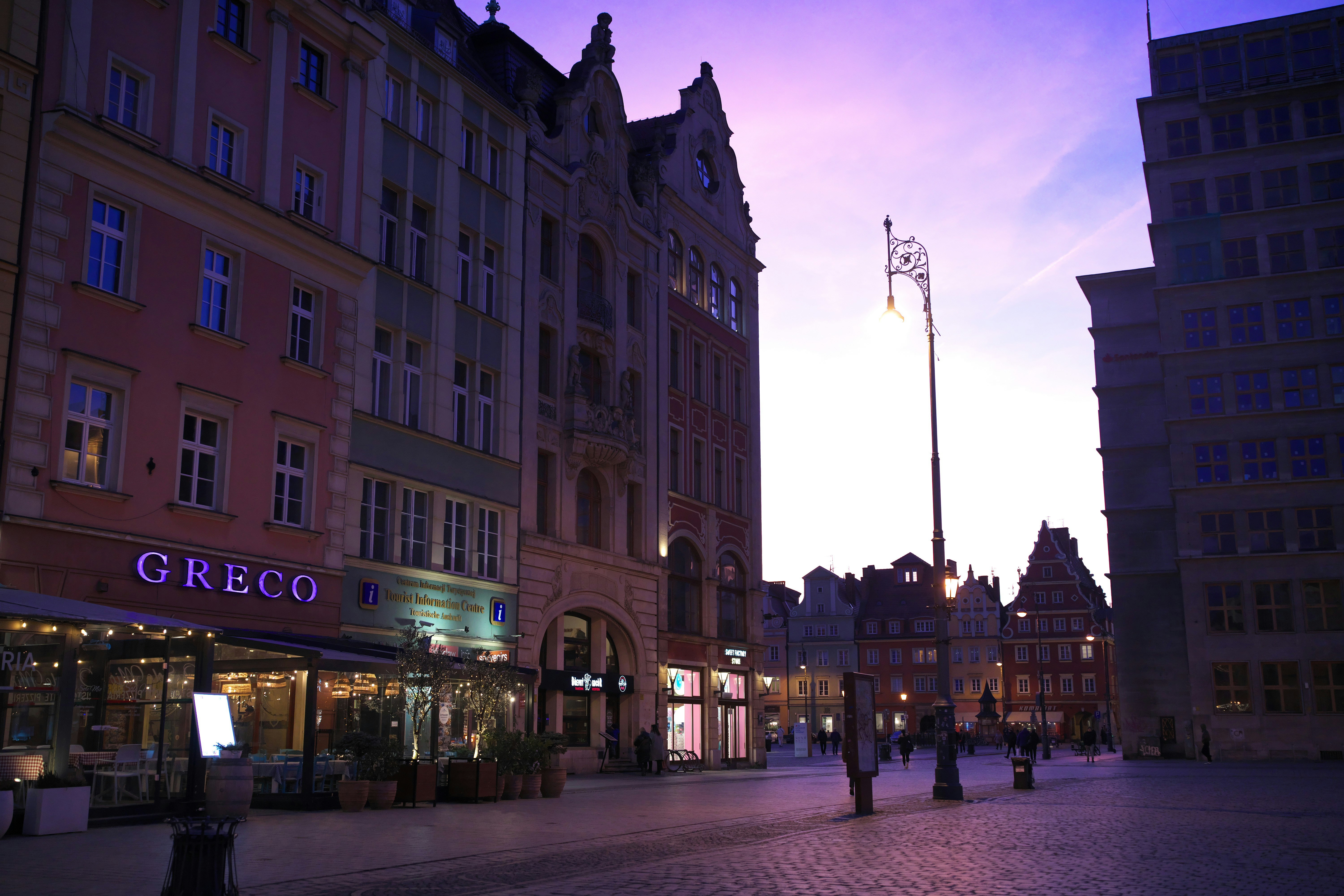 Edificios de la ciudad al atardecer con un hermoso cielo.