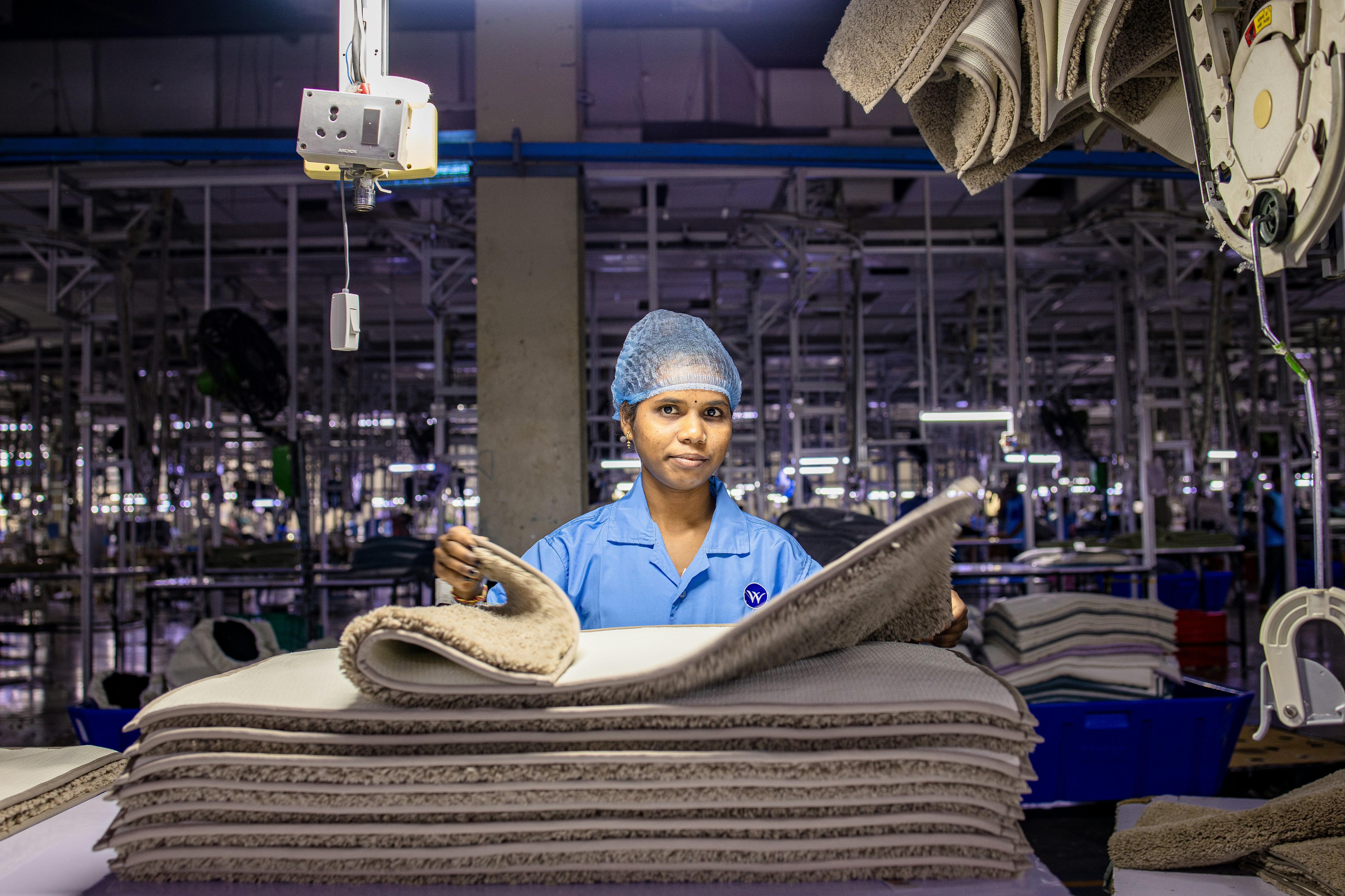 Woman works in a textile manufacturing facility. photo – Free Woman ...