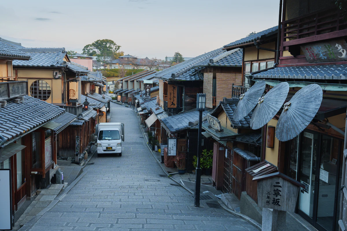 7 days in Japan itinerary: narrow street Kyoto Japan traditional buildings lanterns