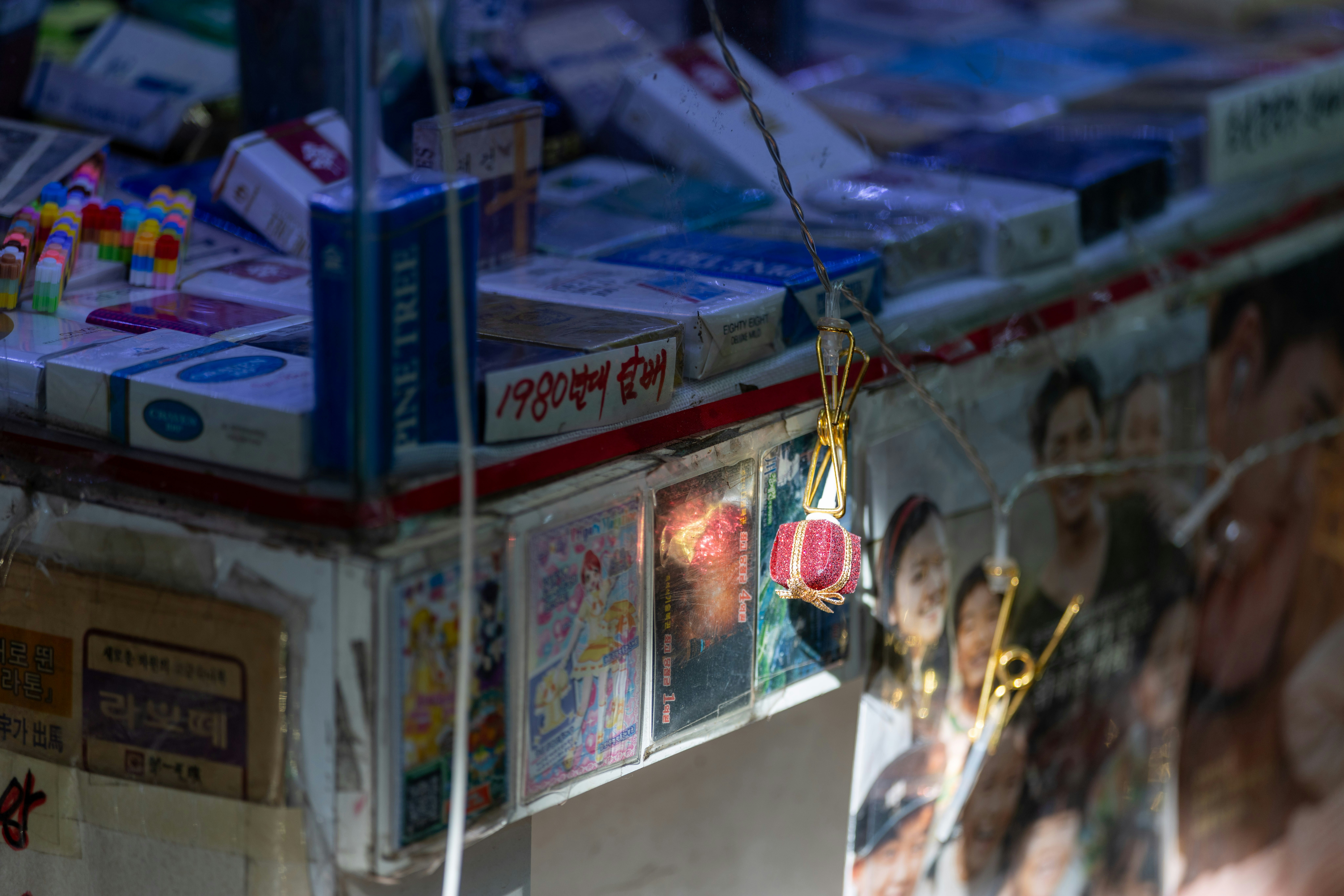 हरिद्वार में एक सुनसान सड़क पर लोगों के एक समूह द्वारा एक व्यक्ति पर हमला करते हुए, जहाँ कुछ लोग पीड़ित को घेर कर मार रहे हैं और कुछ वीडियो बना रहे हैं।