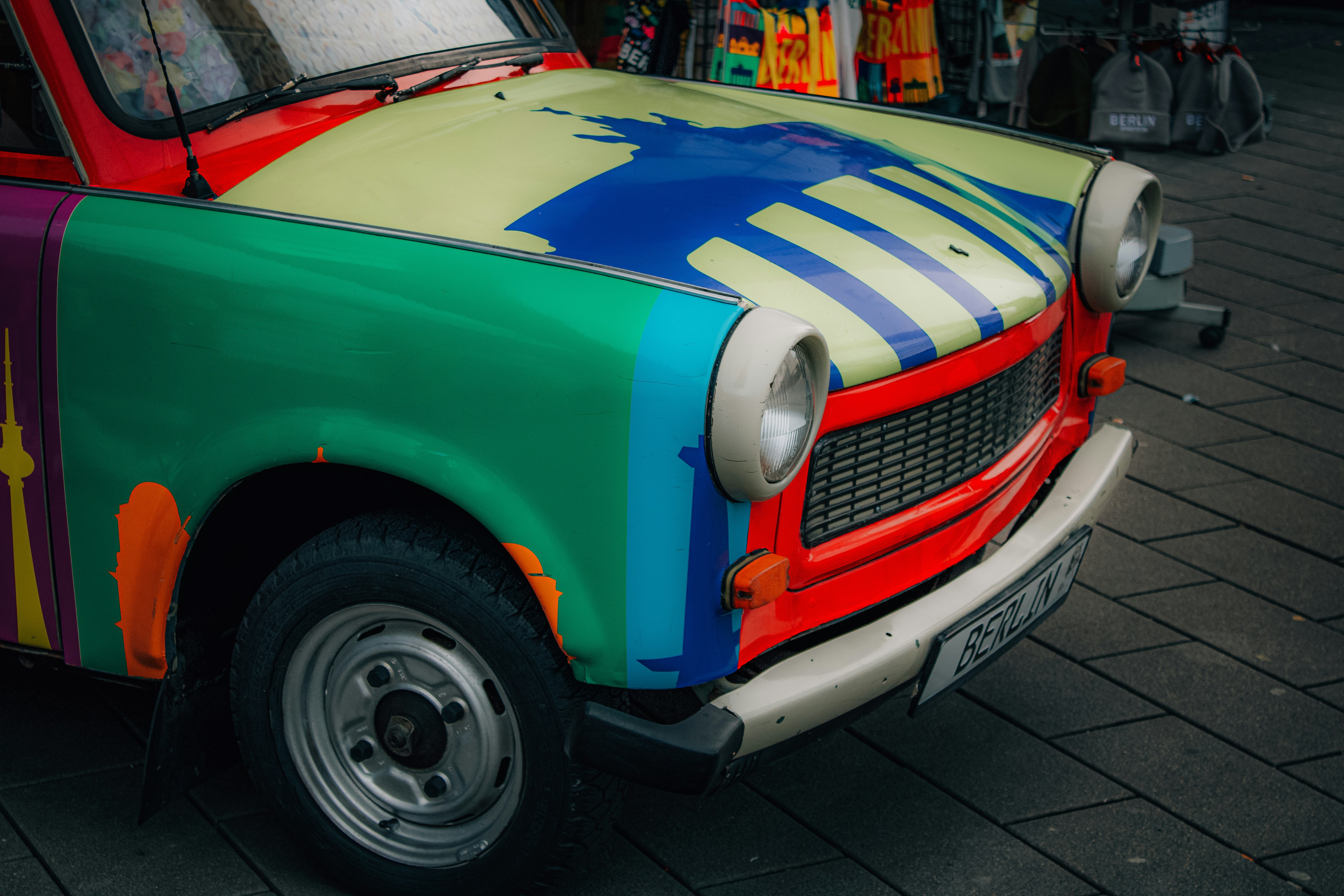 low poly cars, geometric designs, colorful backgrounds, modern automotive, ilustrasi artikel  Stunning Low Poly Art Car Wallpapers for Your Desktop 6