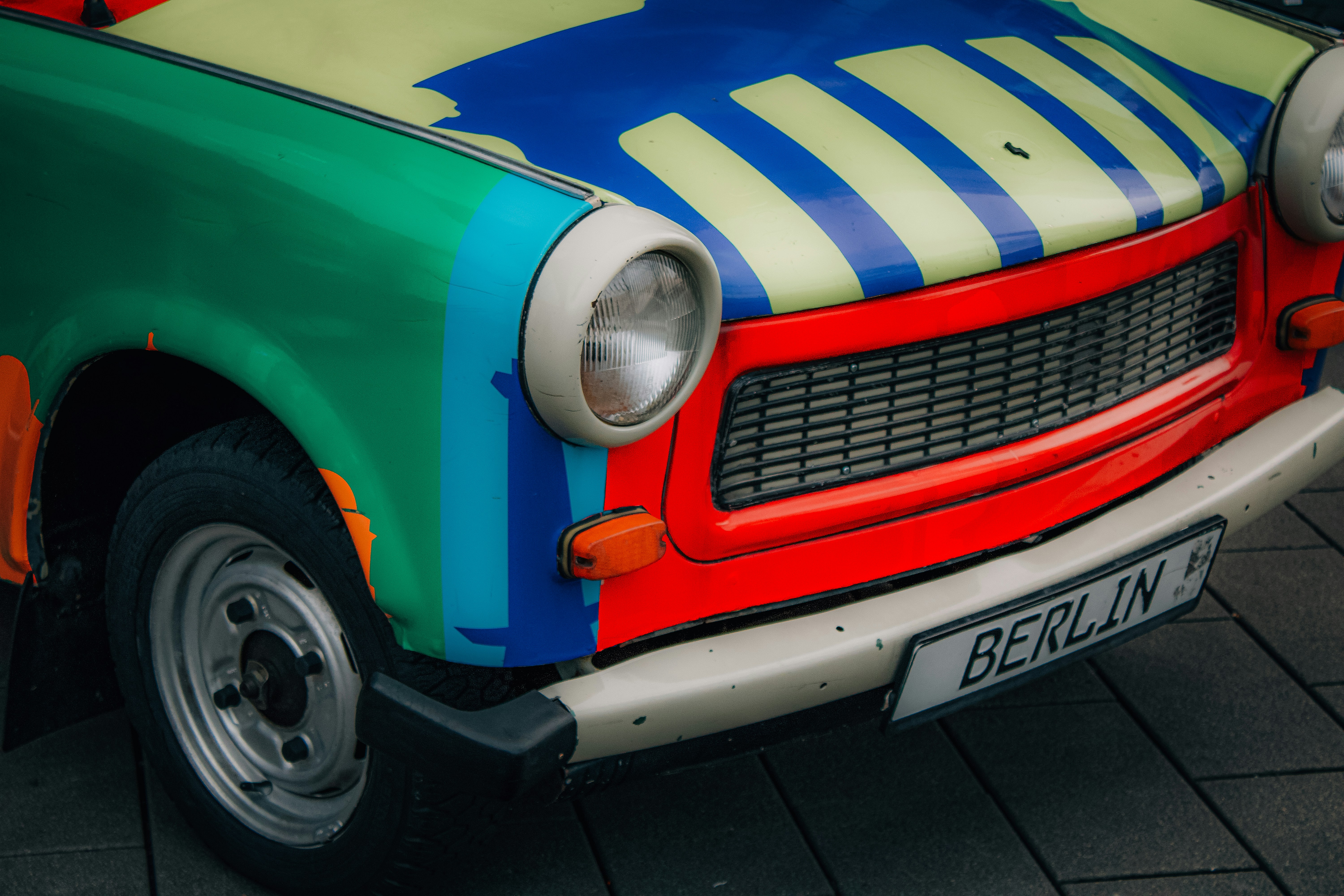 classic car watercolor, vintage vehicle art, watercolor car painting, classic automobile design, ilustrasi artikel Watercolor Style Classic Car Backgrounds 2