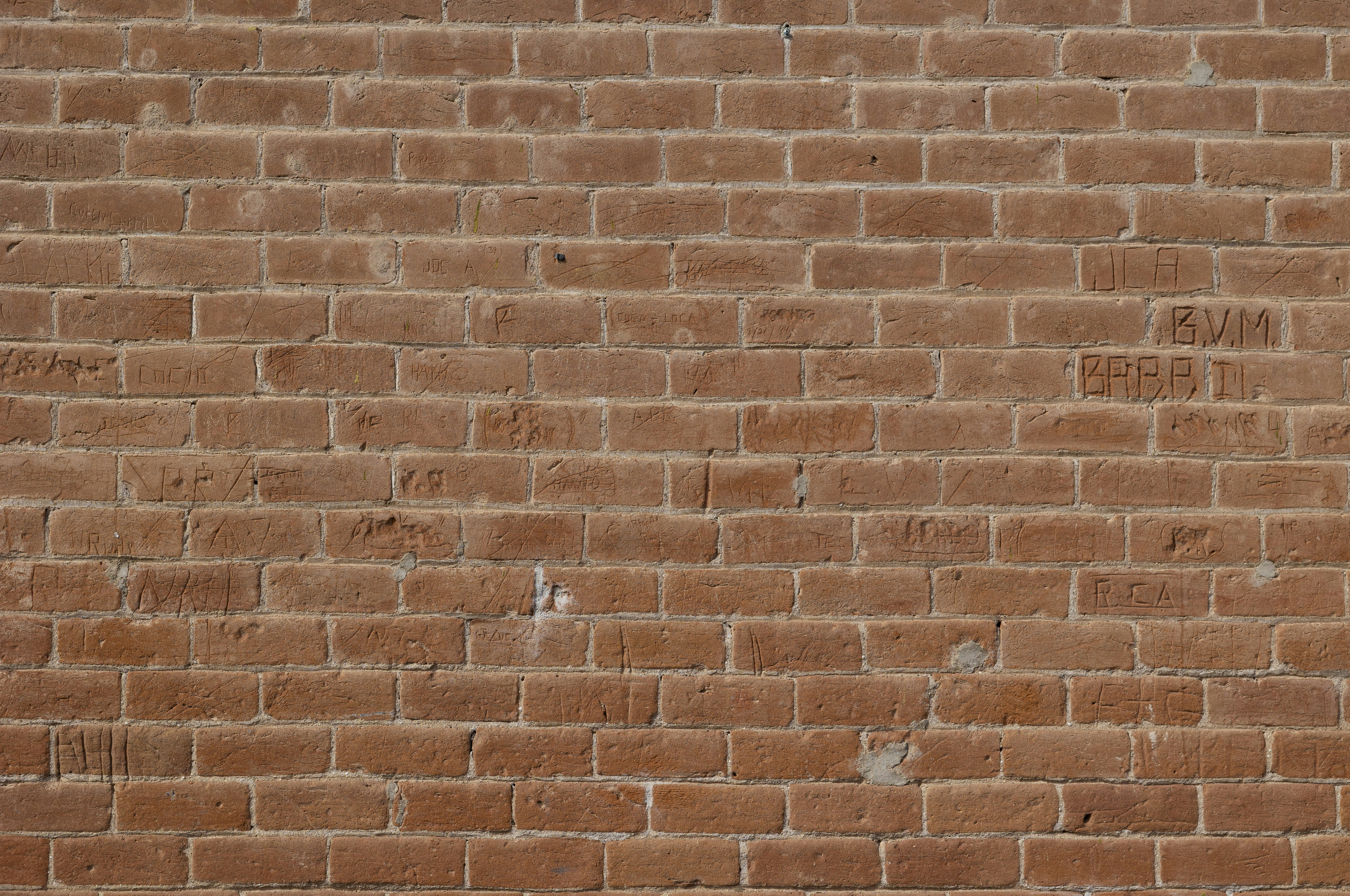 Rote Backsteinmauer.