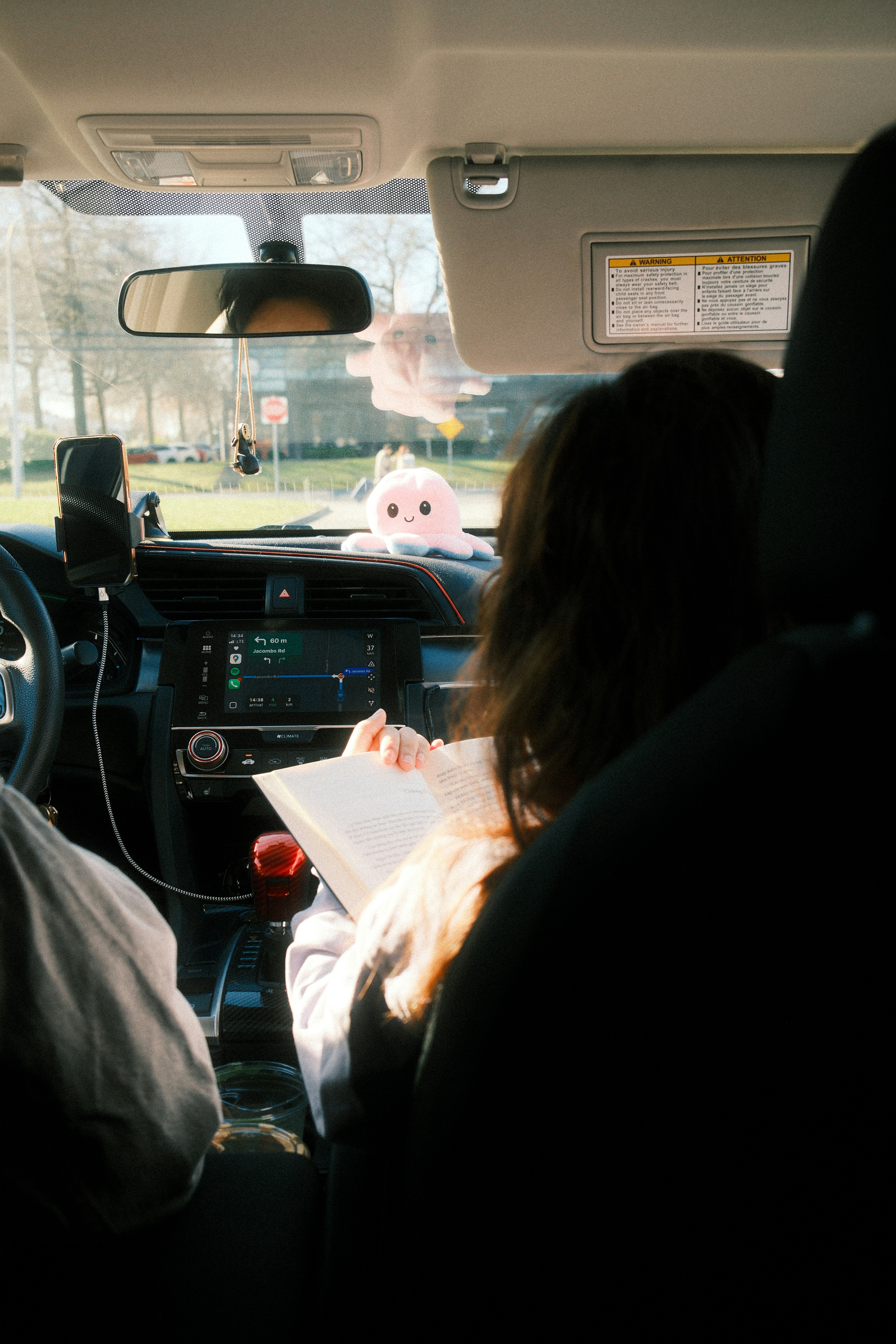 Jemand liest im Auto.