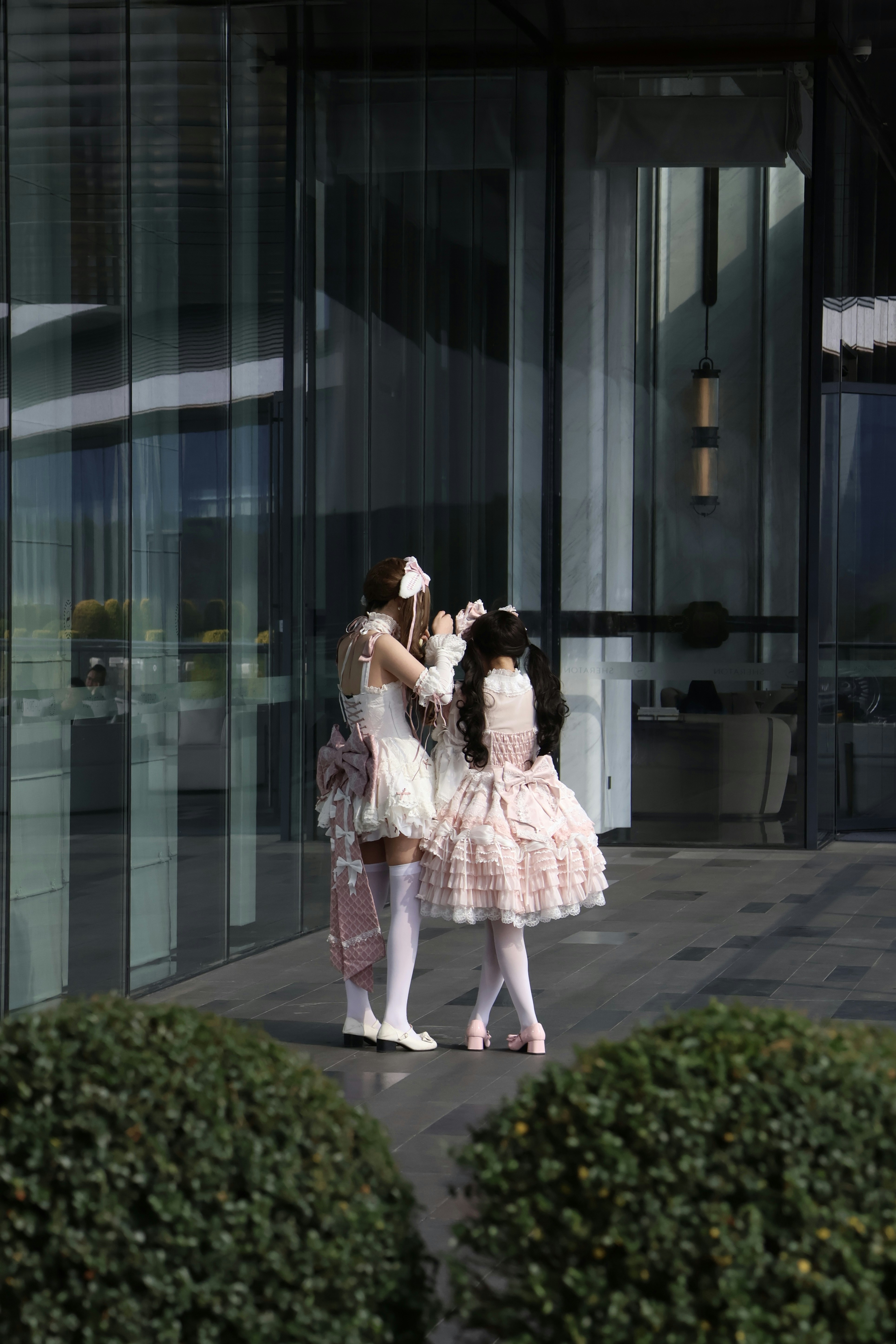 Zwei Mädchen posieren in Lolita-Mode.