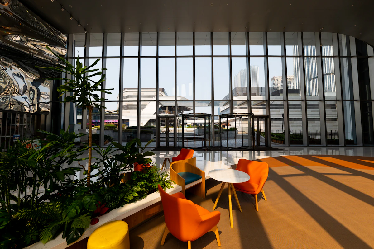 Hall d’accueil contemporain illustrant le secteur hôtelier
