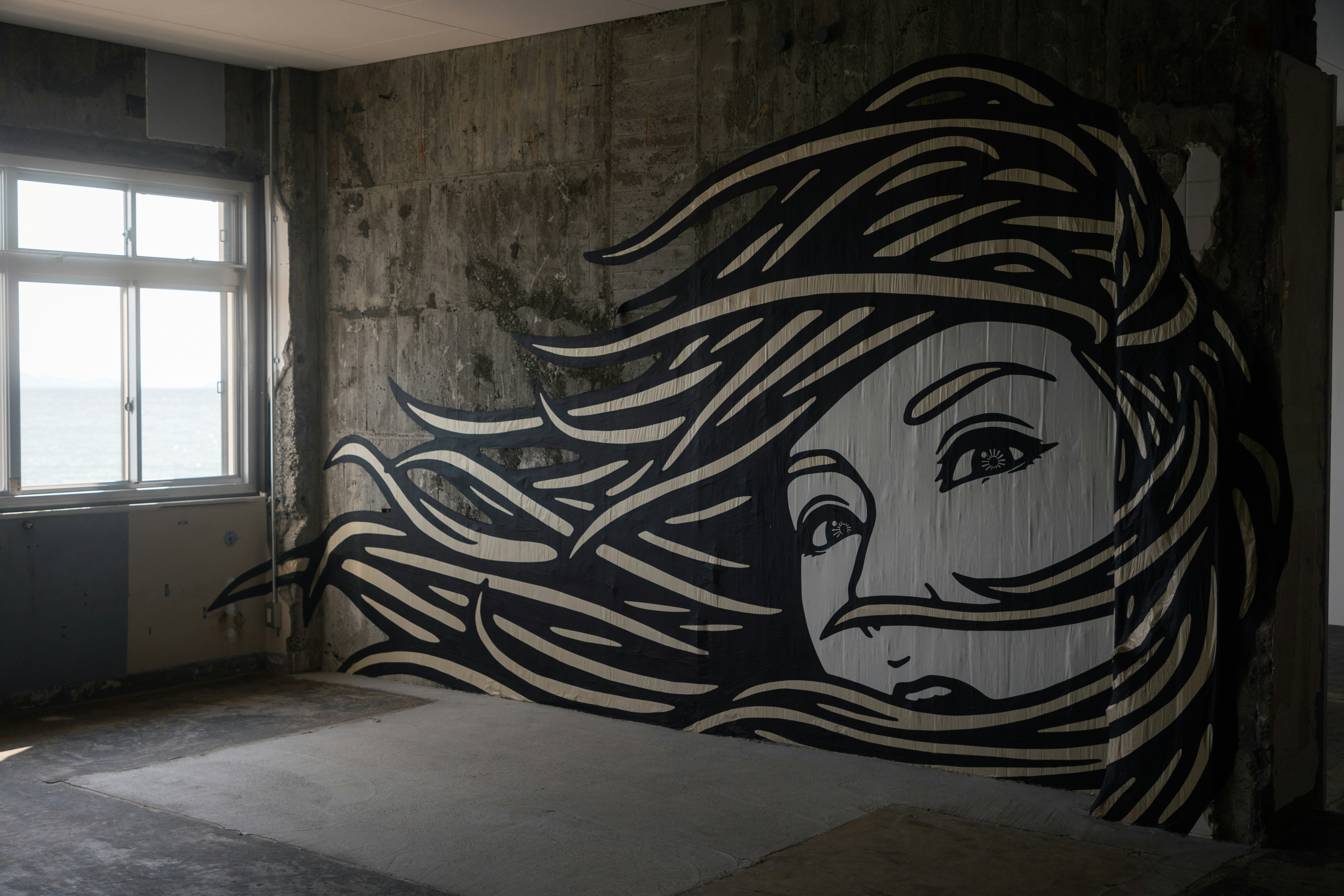 Galerie murale au-dessus du lit