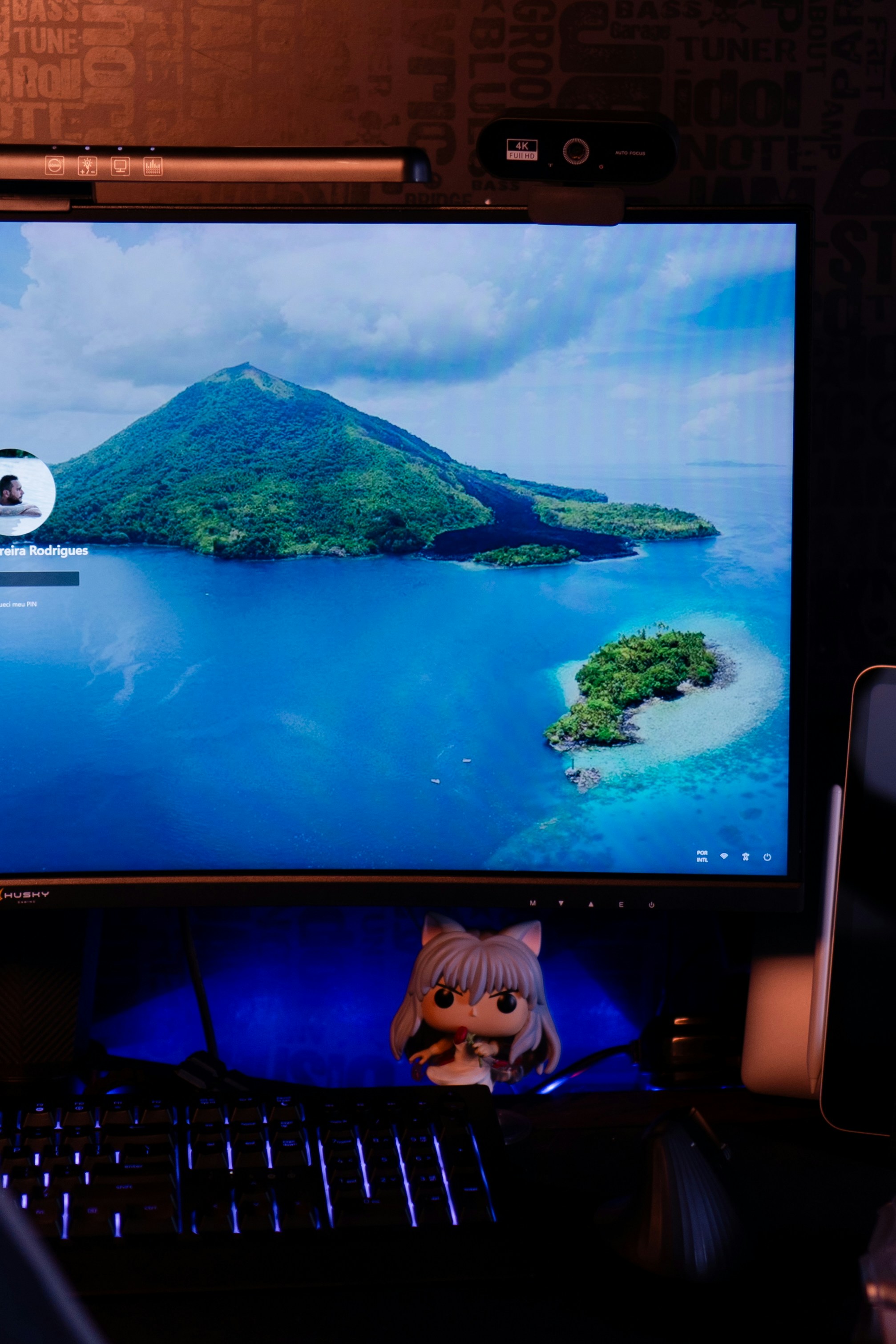 Computer desktop displays a beautiful island scene. photo – Free Woman ...
