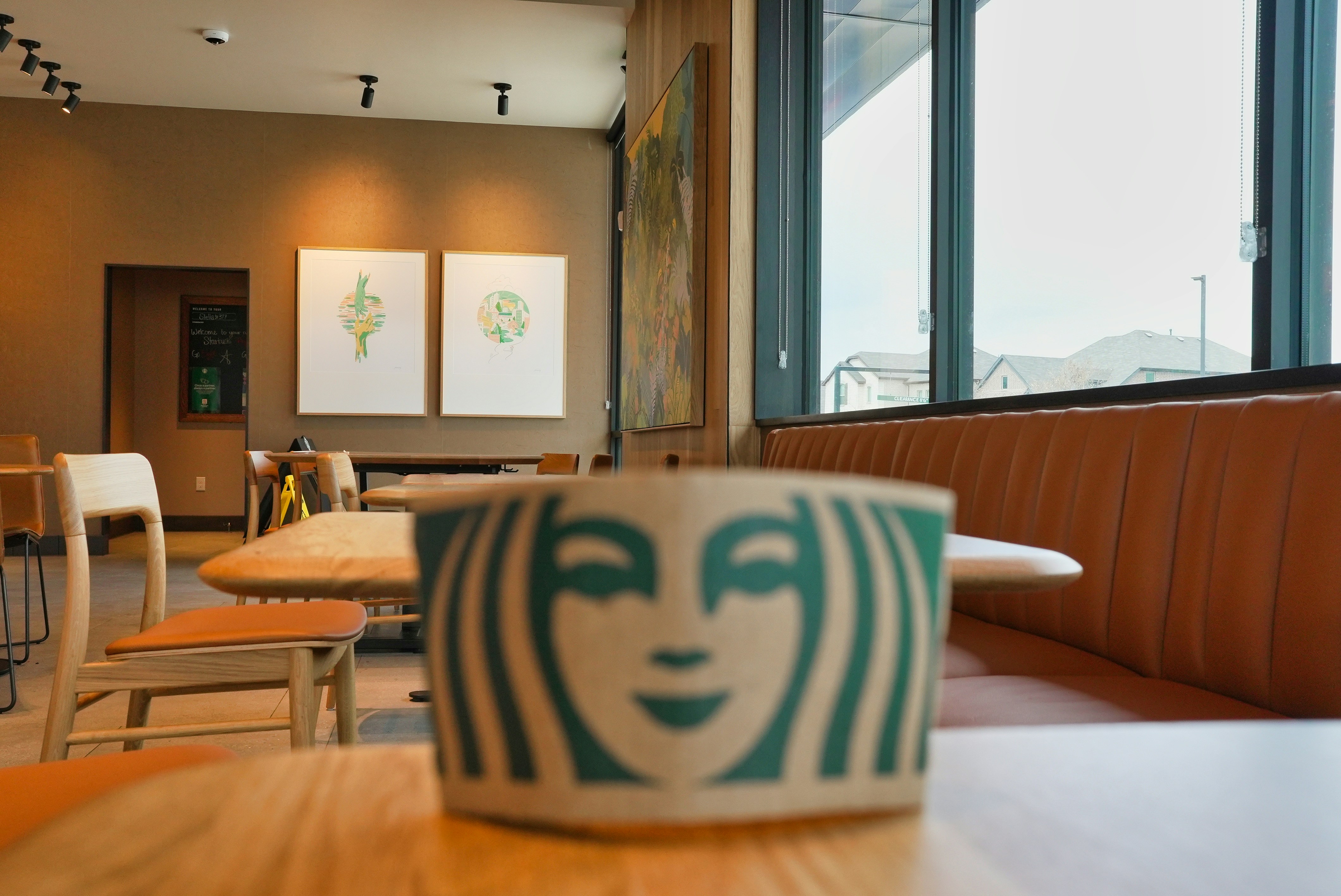 Une tasse Starbucks dans un café vide.