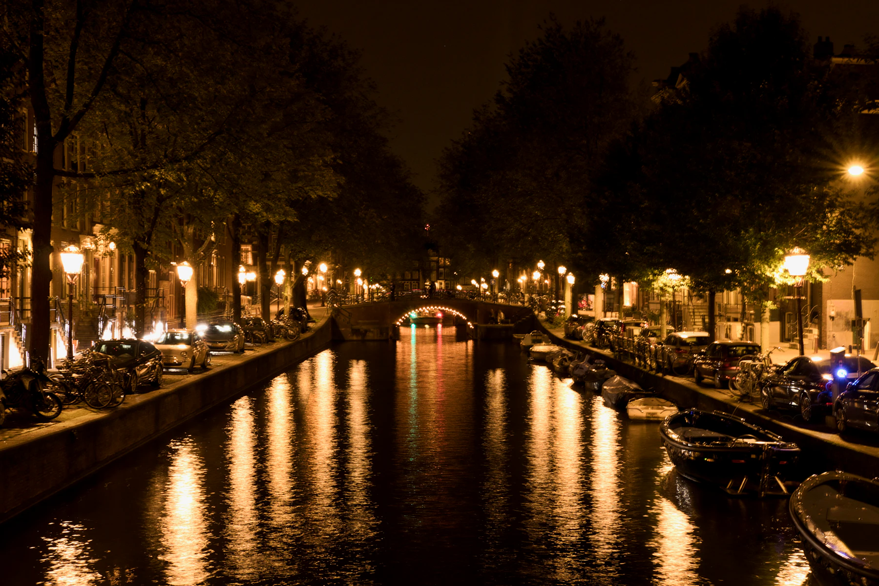 Amsterdamse gracht in de avond