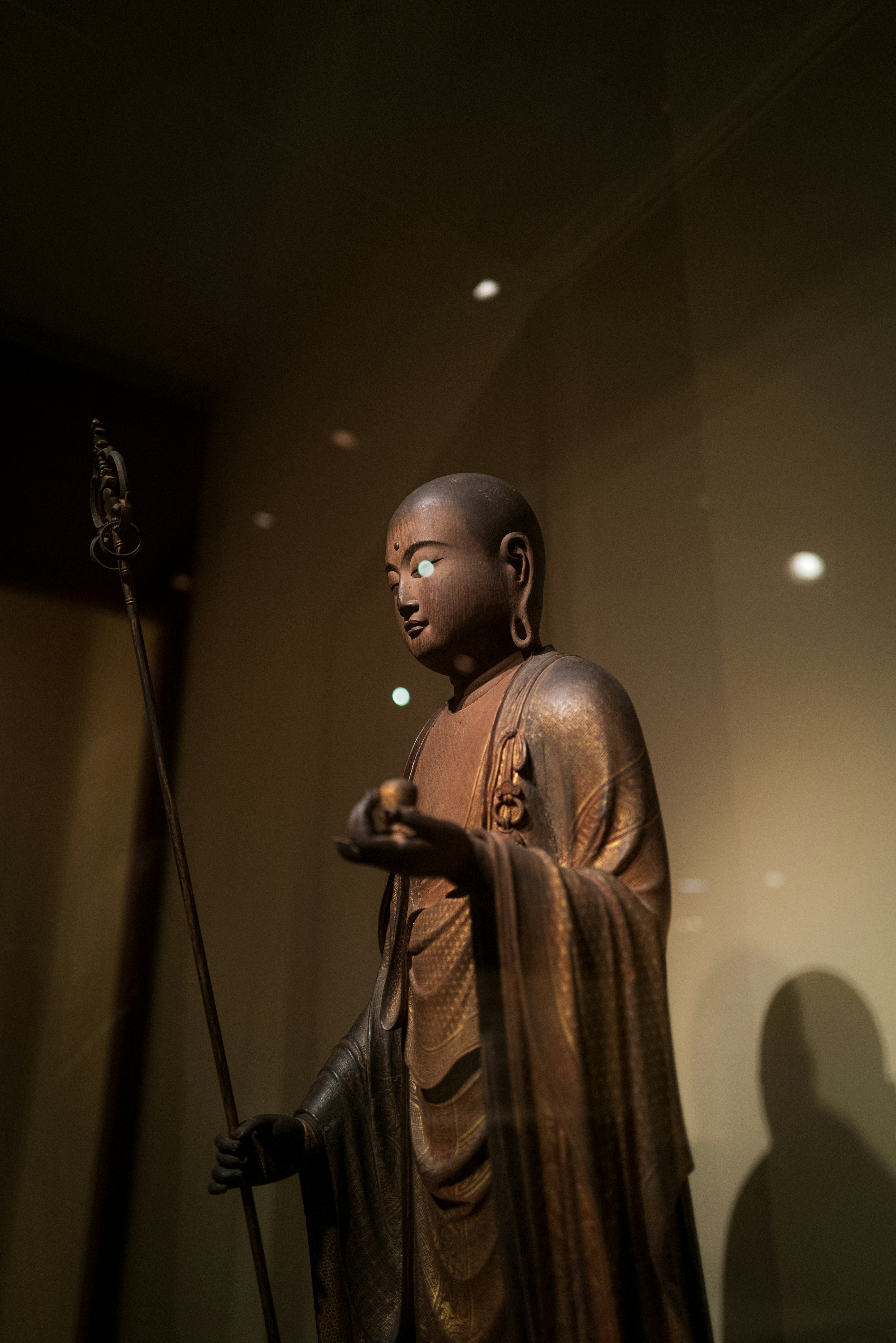 Die Statue eines buddhistischen Mönchs ist ausgestellt.
