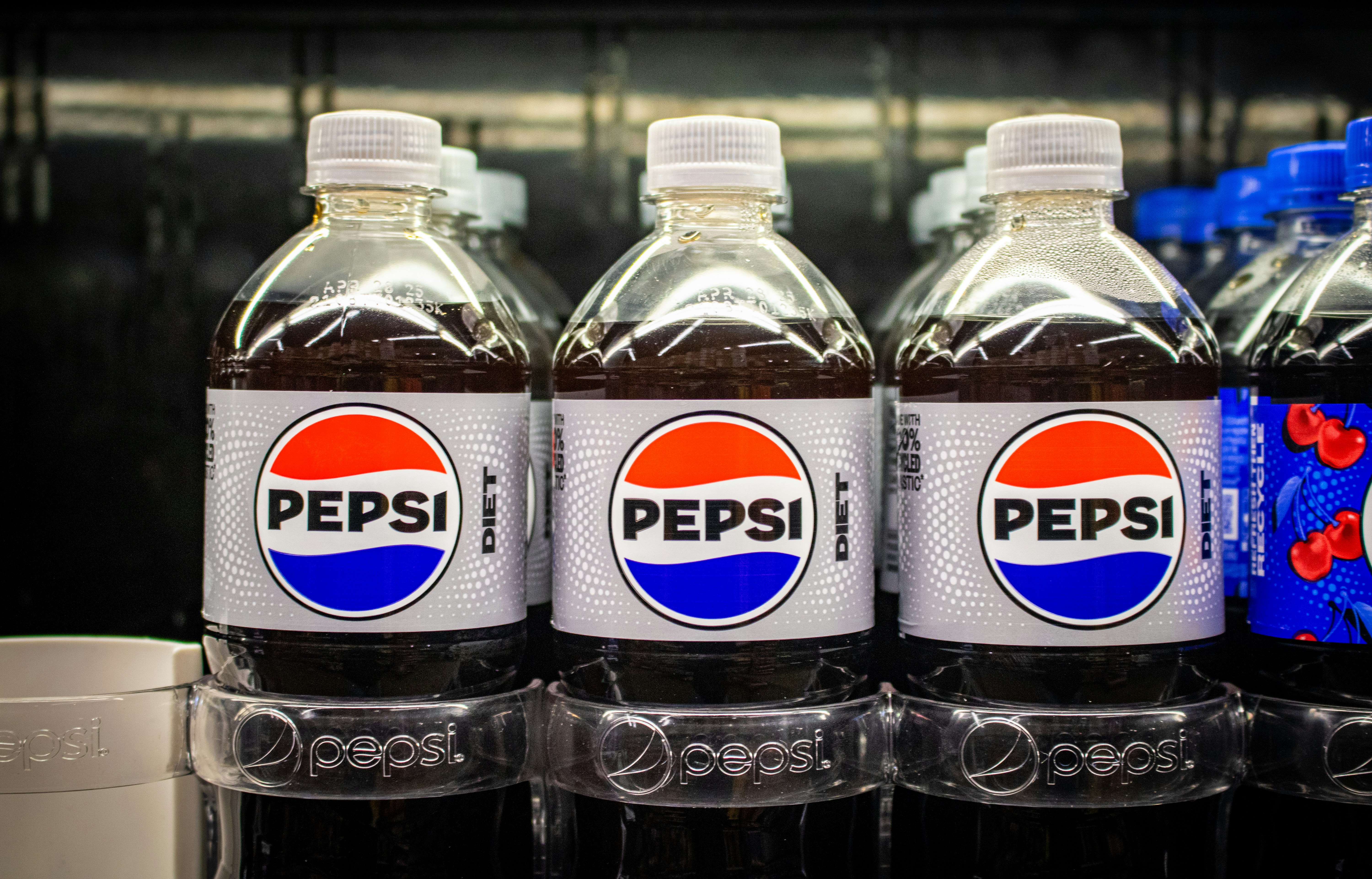 Botol Pepsi berbaris di rak toko