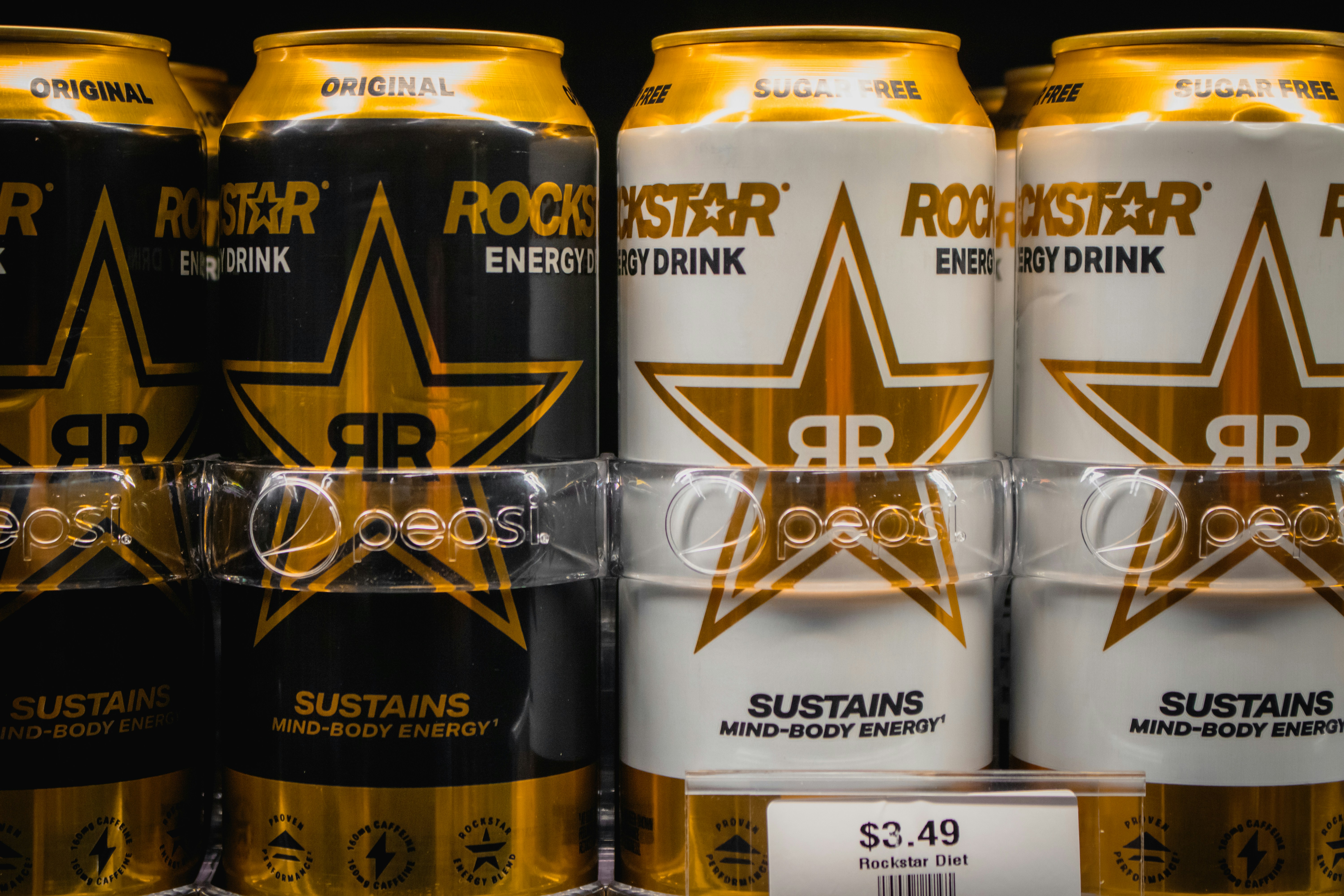 Des canettes de boissons énergisantes Rockstar sont exposées.