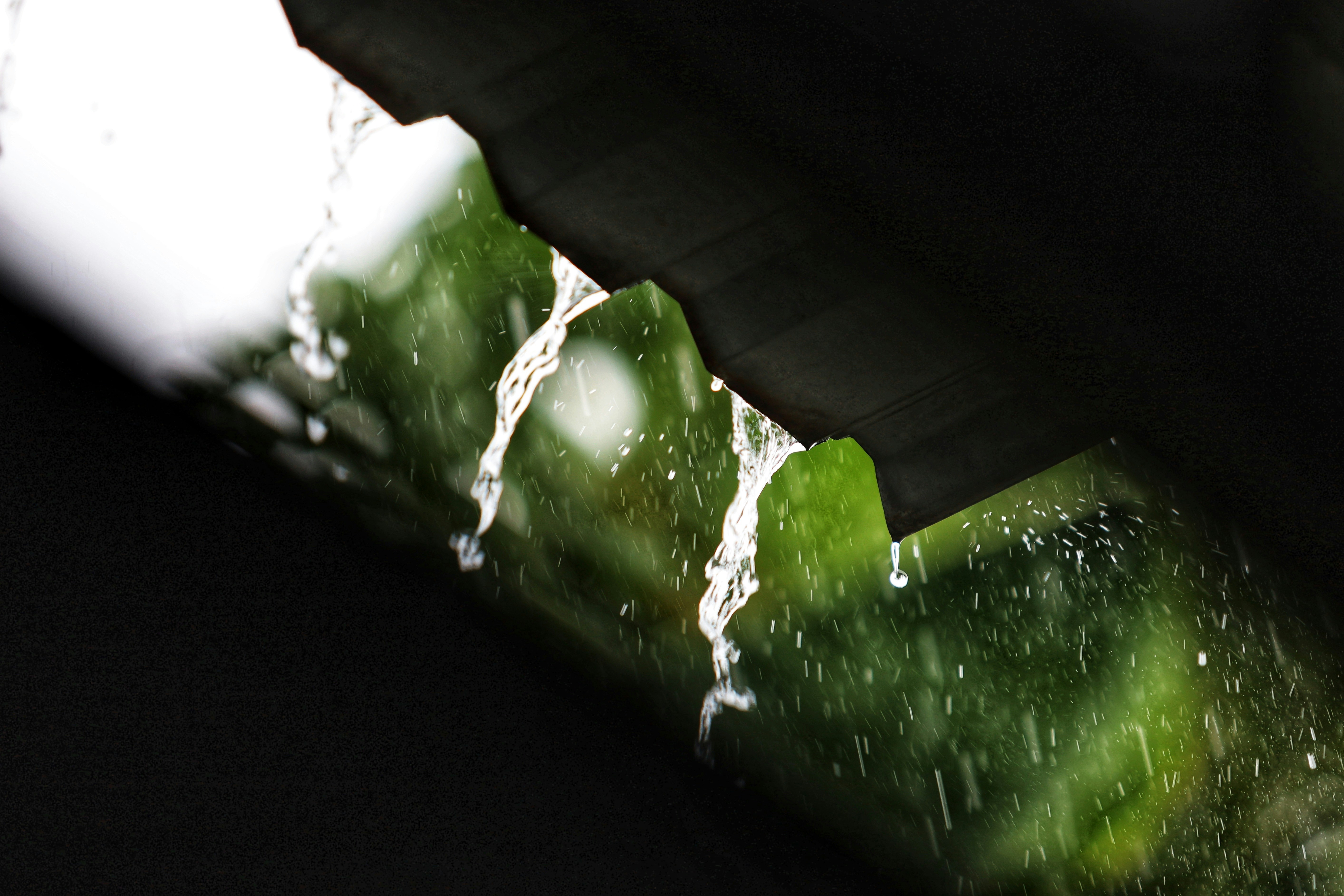 El agua de lluvia fluye a través de una canaleta.