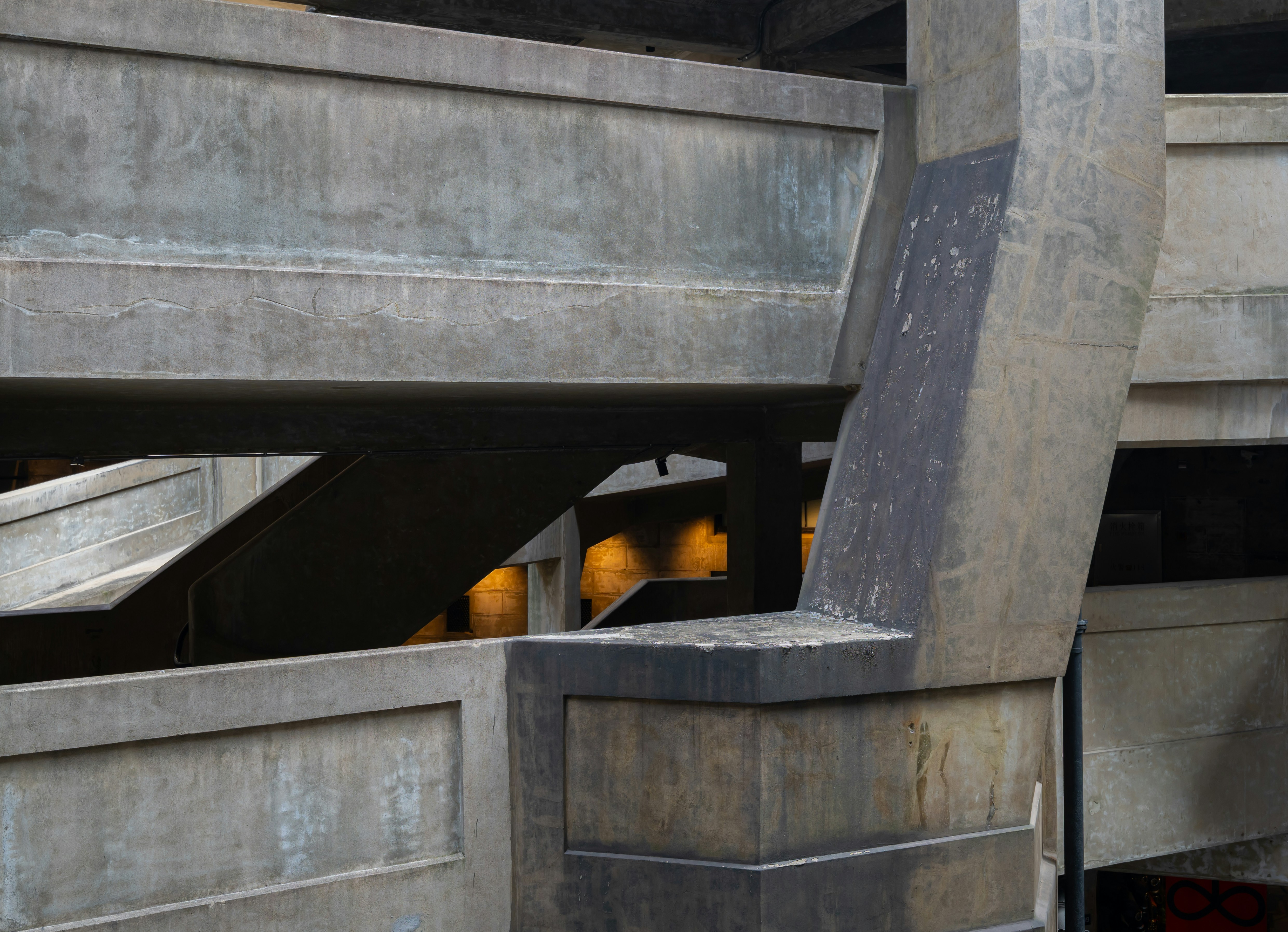 El diseño angular de la estructura de hormigón es llamativo y geométrico.