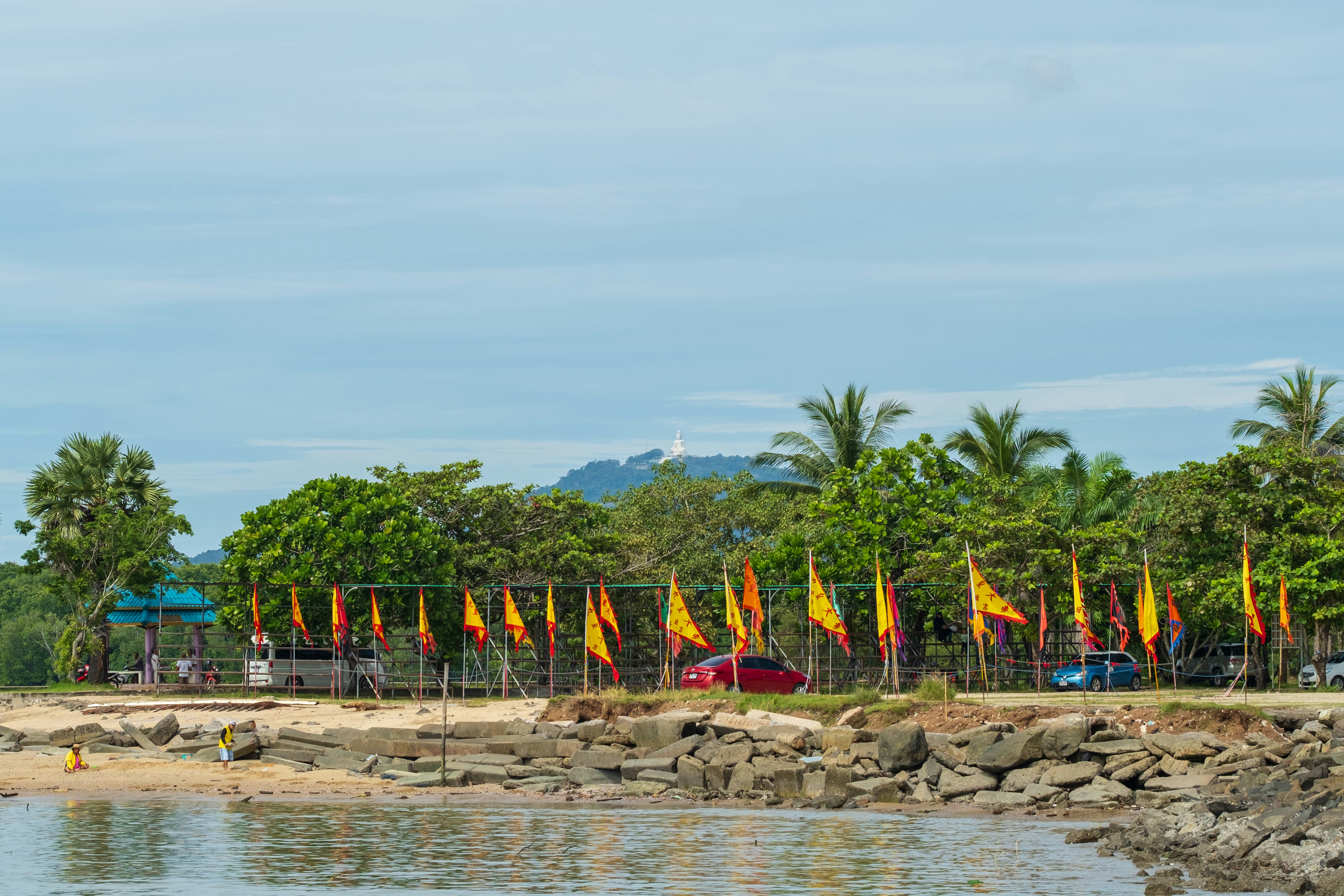 Tropical beach resort backdrop, ilustrasi artikel Dreamy Destinations: The Ultimate All-Inclusive Honeymoon Resorts 3