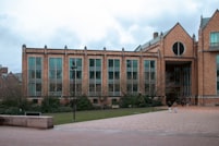 Trois téléphones mobiles affichant les logos MTN, Airtel et Orange côte à côte