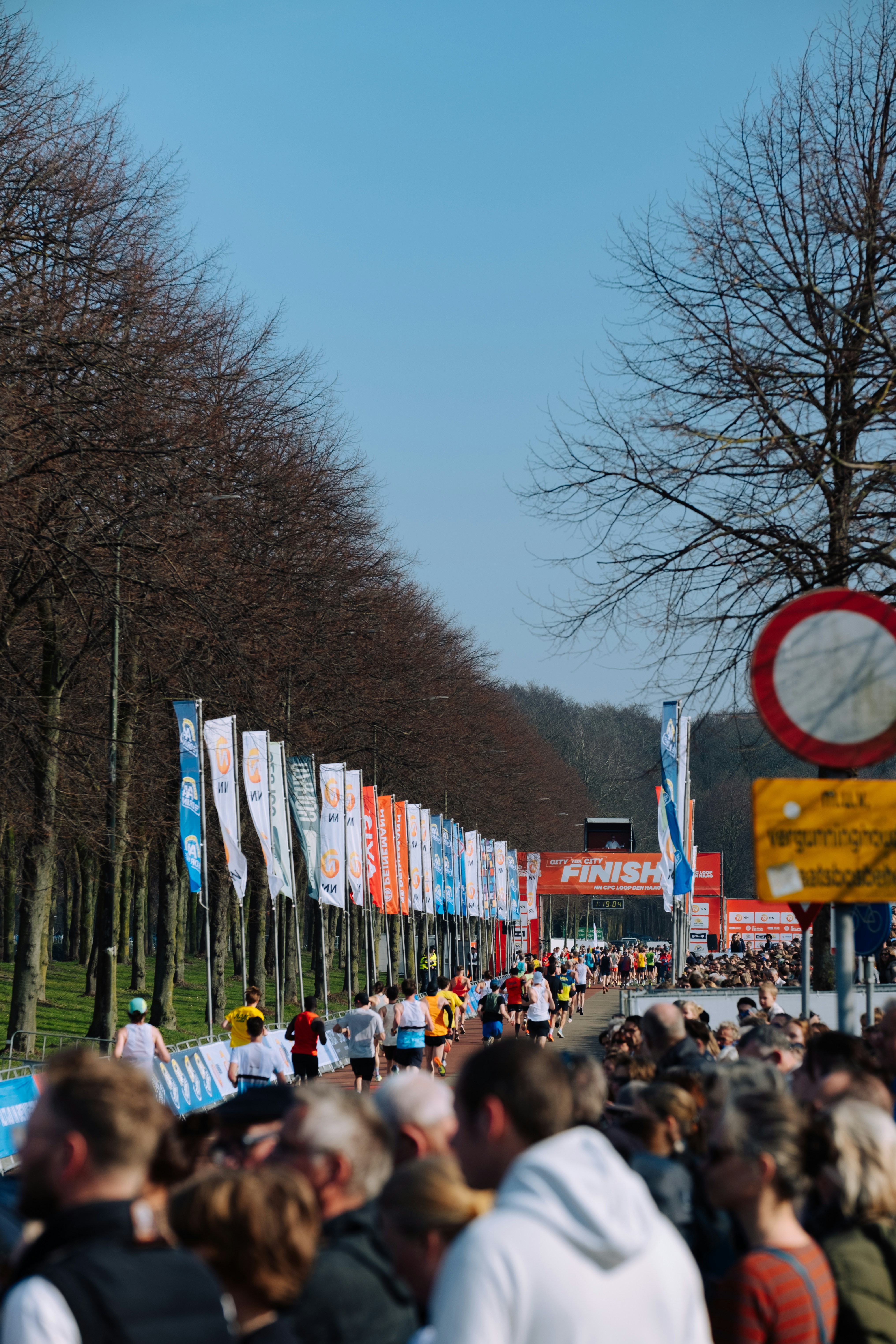 Maratonløbere nærmer sig målstregen i en bygate.