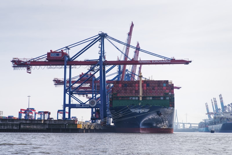 항만 크레인 하역 작업