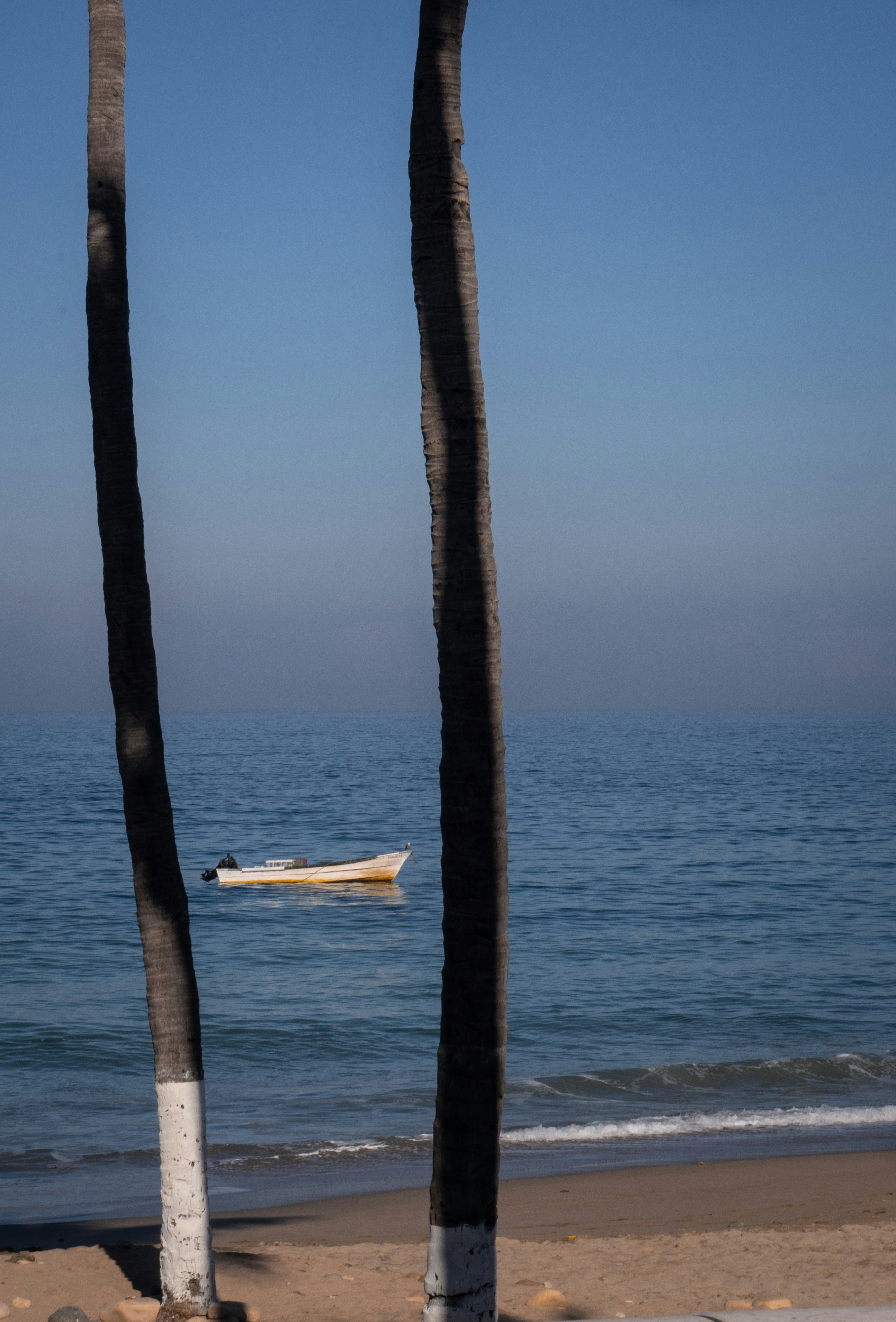 Un bateau flotte paisiblement sur l’océan calme.