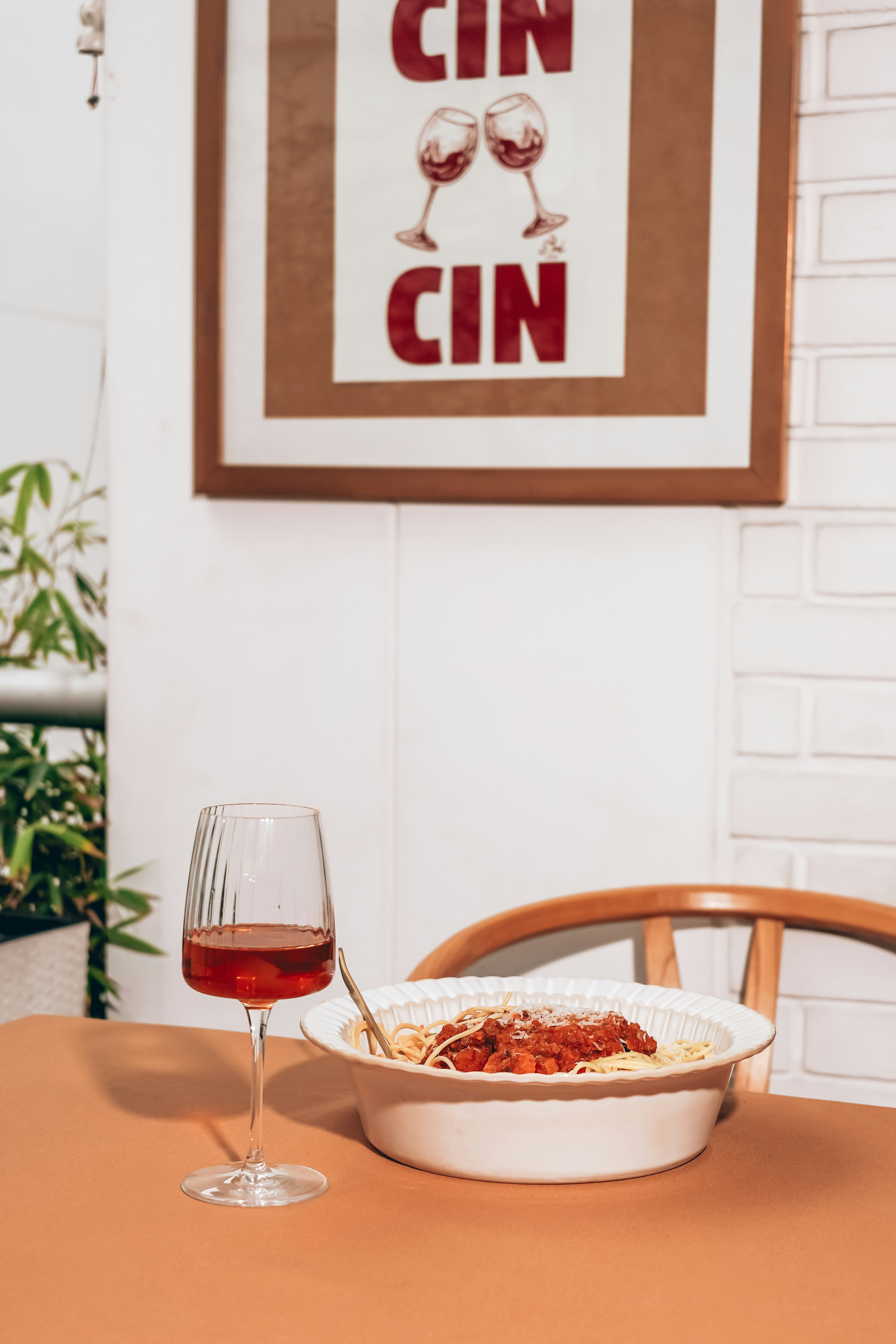 Spaghetti e vino su un tavolo.