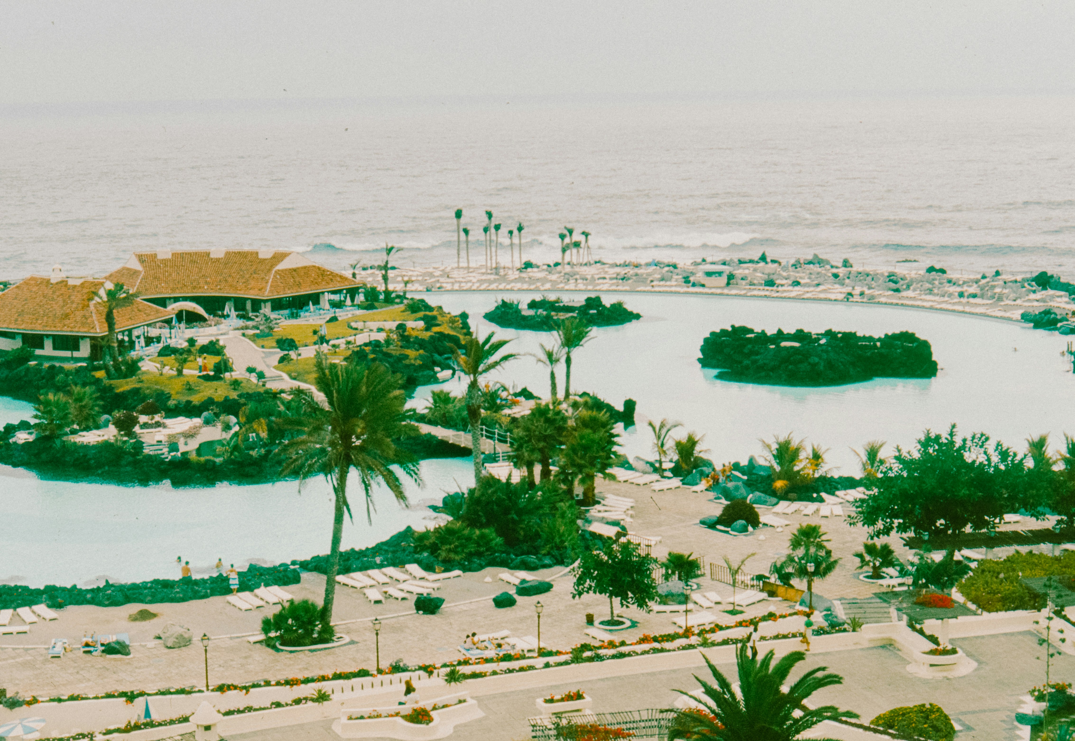 Un balneario con una laguna en la costa. foto – Imagen de Tierra ...