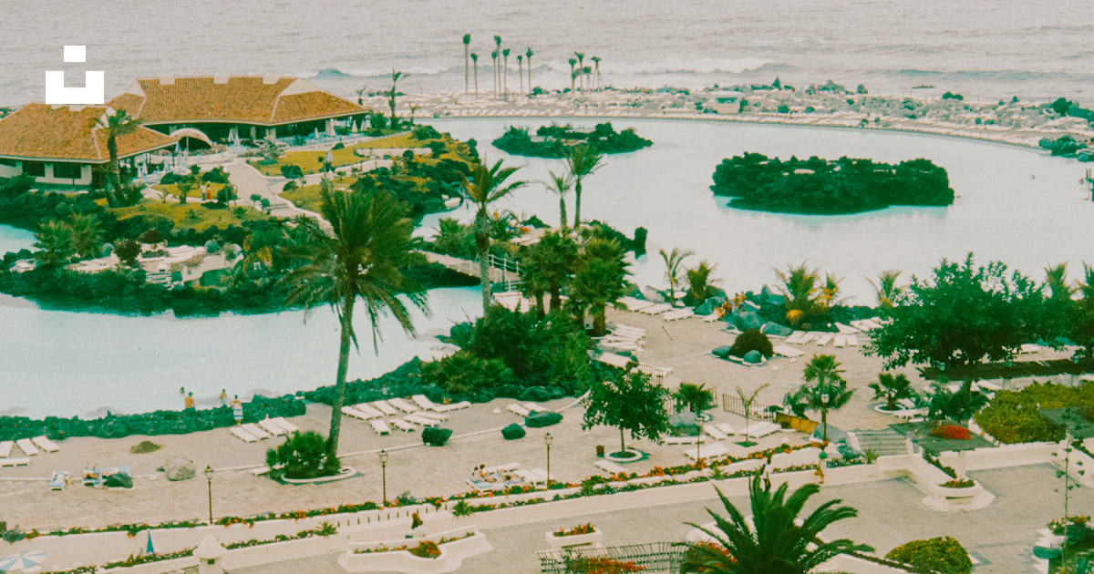 Un balneario con una laguna en la costa. foto – Imagen de Tierra ...