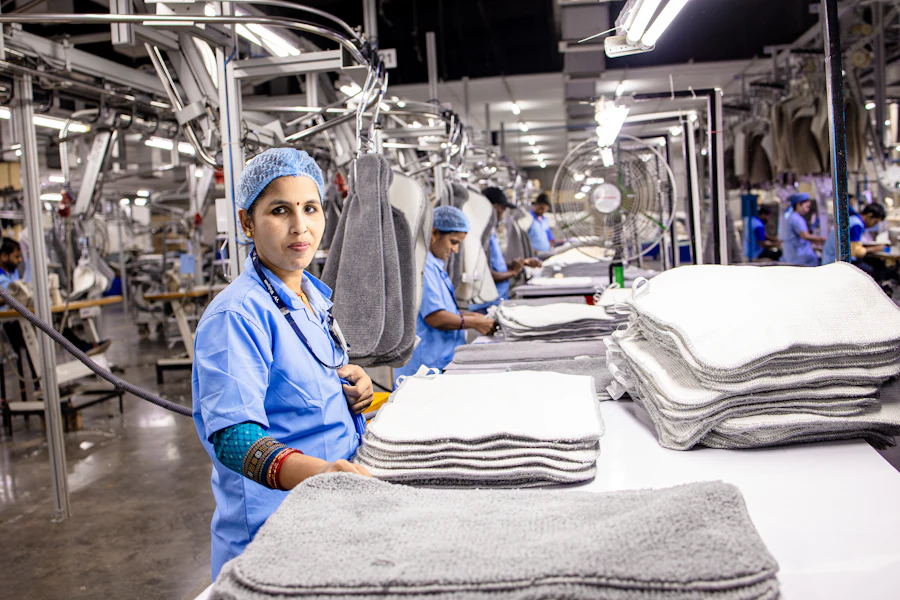 Operarios trabajando en una línea de producción industrial