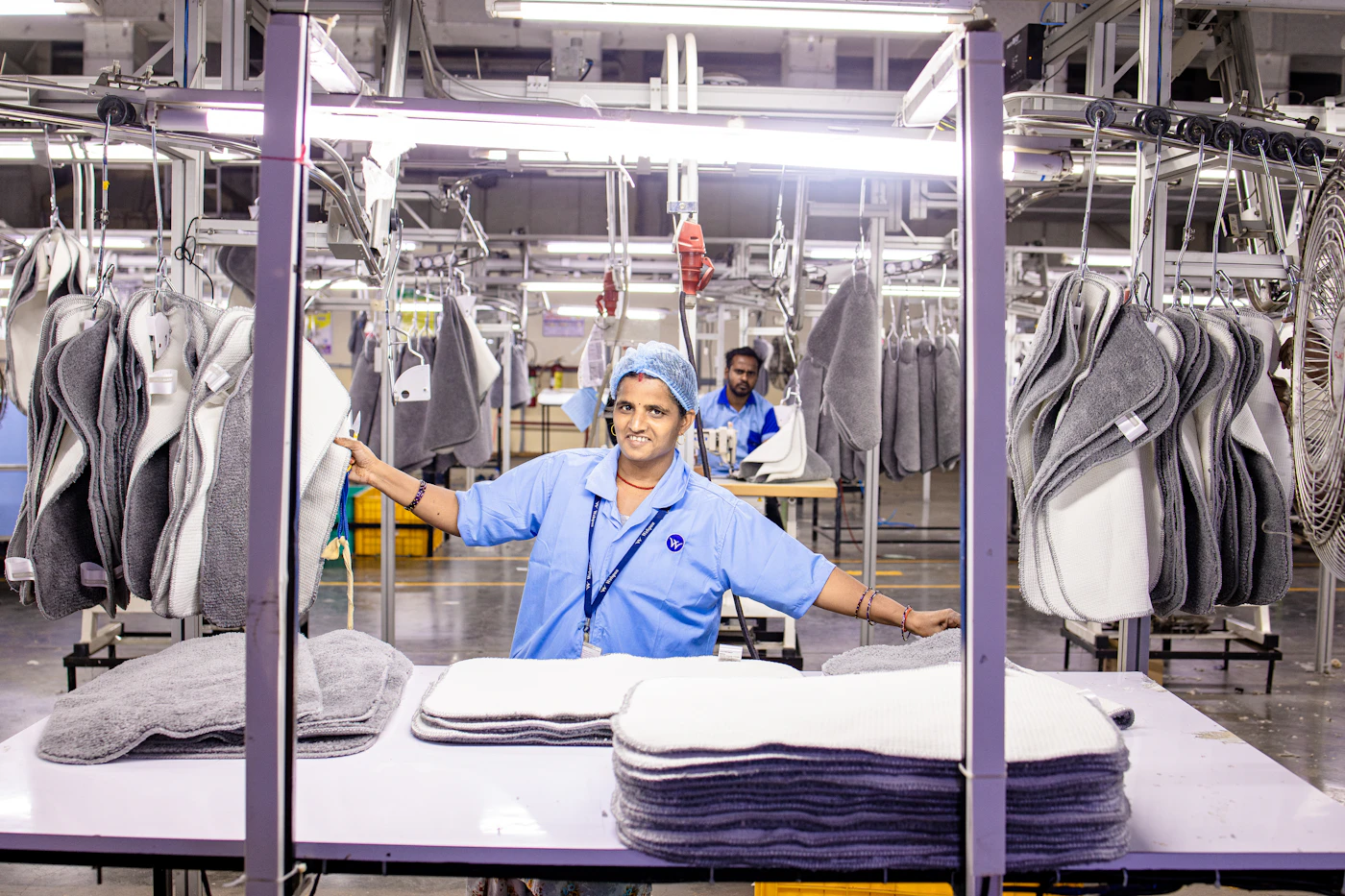Profesionales trabajando en una planta de producción